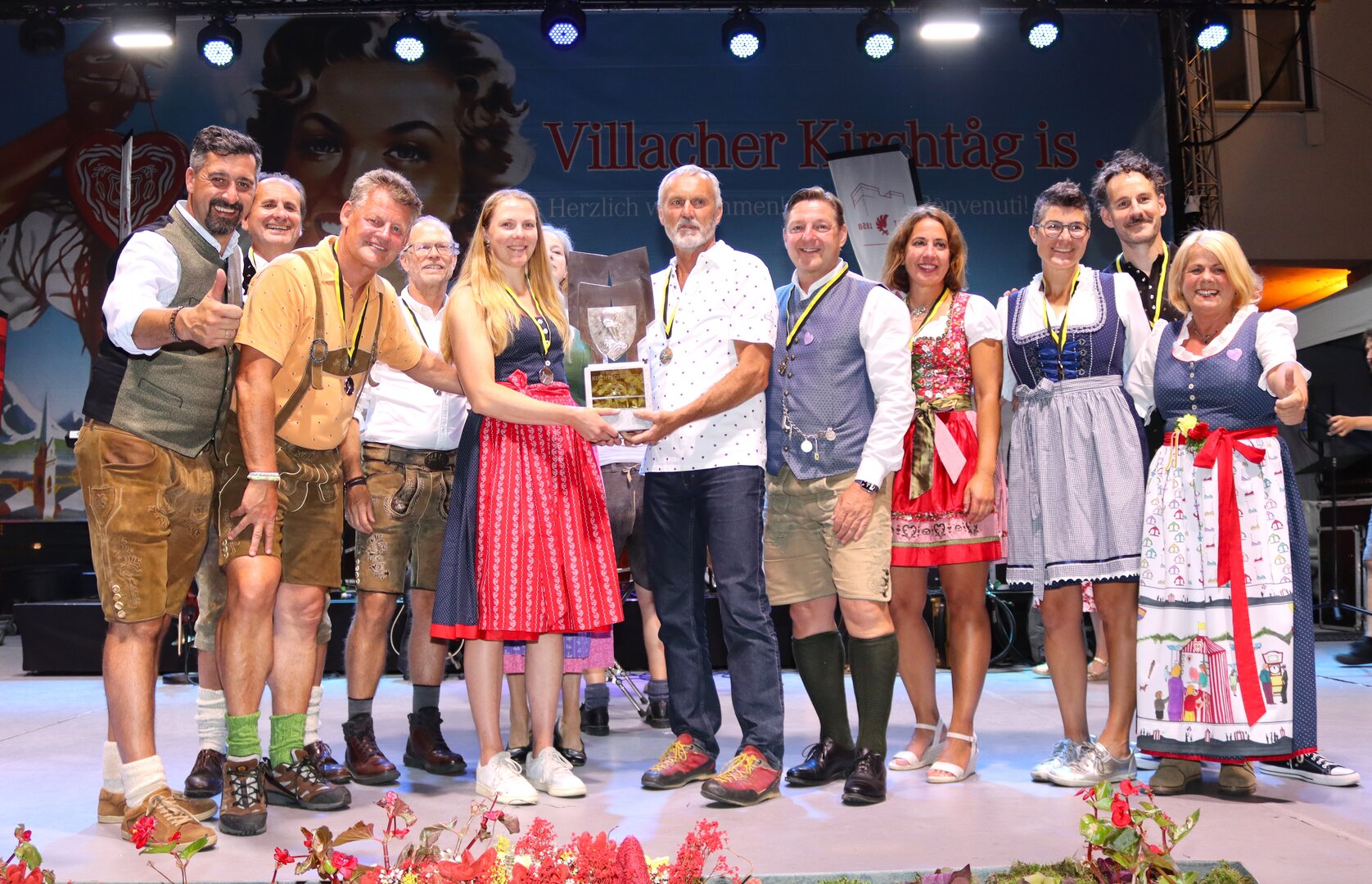 Klagenfurter Bürgermeister Christian Scheider und Villacher Bürgermeister Günther Albel mit den Teams des Ruderverein Nautilus Klagenfurt und Ruderverein Villach bei der Siegerehrung der Ruderregatta 2026 am Rathausplatz in Villach. Foto: StadtKommunikation/Buchner 