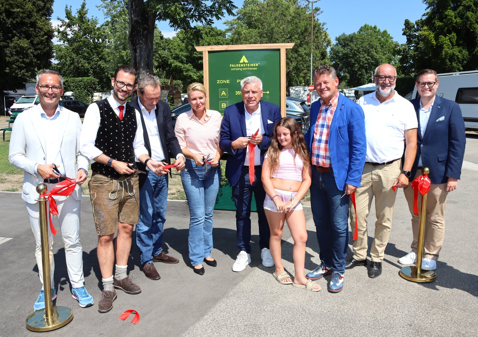 Bürgermeister Christian Scheider, Otmar Michaeler und Erich Falkensteiner, CEO und Aufsichtsratsvorsitzender der Falkensteiner Michaeler Tourism Group, Vorstand der Stadtwerke AG Dipl.-Ing. Erwin Smole, MBA sowie Mitglieder des Klagenfurter Stadtsenats und LR Mag. Sebastian Schuschnig bei der offiziellen Eröffnung des „Falkensteiner Camping Wörthersee“. Foto: StadtKommunikation/Buchner 