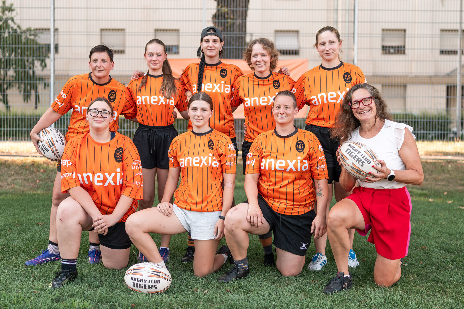 Die Spielerinnen des „Rugby-Club Anexia Tigers“ gemeinsam mit Sportstadträtin DI Constance Mochar bei einem Training am Koschatplatz. Foto: StadtKommunikation / Zangerle