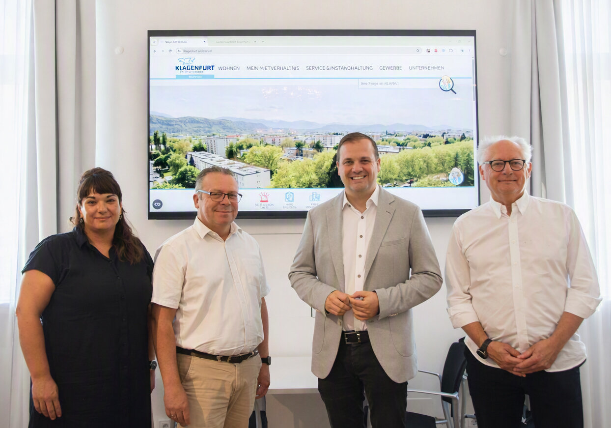 v.l. Mag. Alexandra Röck und Günther Steinwender von Webwerk mit Vizebürgermeister Patrick Jonke und Gerhard Scheucher, MBA von Klagenfurt Wohnen bei der Präsentation der Online-Neuerungen. Foto: SK/Glinik