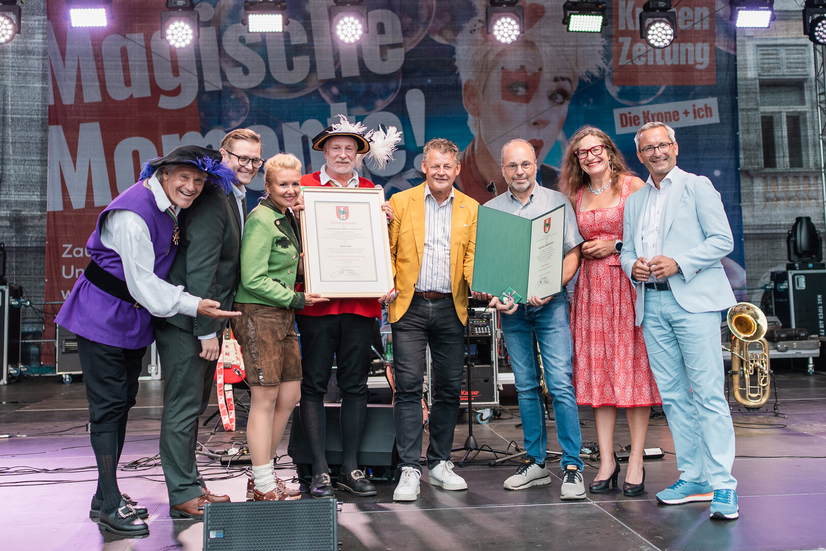 Bürgermeister Christian Scheider und Mitglieder des Klagenfurter Stadtsenats verliehen bei der Eröffnung des Altstadtzaubers 2026 dem Burggraf Willi Noll, stellvertretend für die Stadtrichter zu Clagenfurth, die Ehrenurkunde und Hannes Mößlacher den Ehrpfennig der Landeshauptstadt. Foto: StadtKommunikation / Zangerle