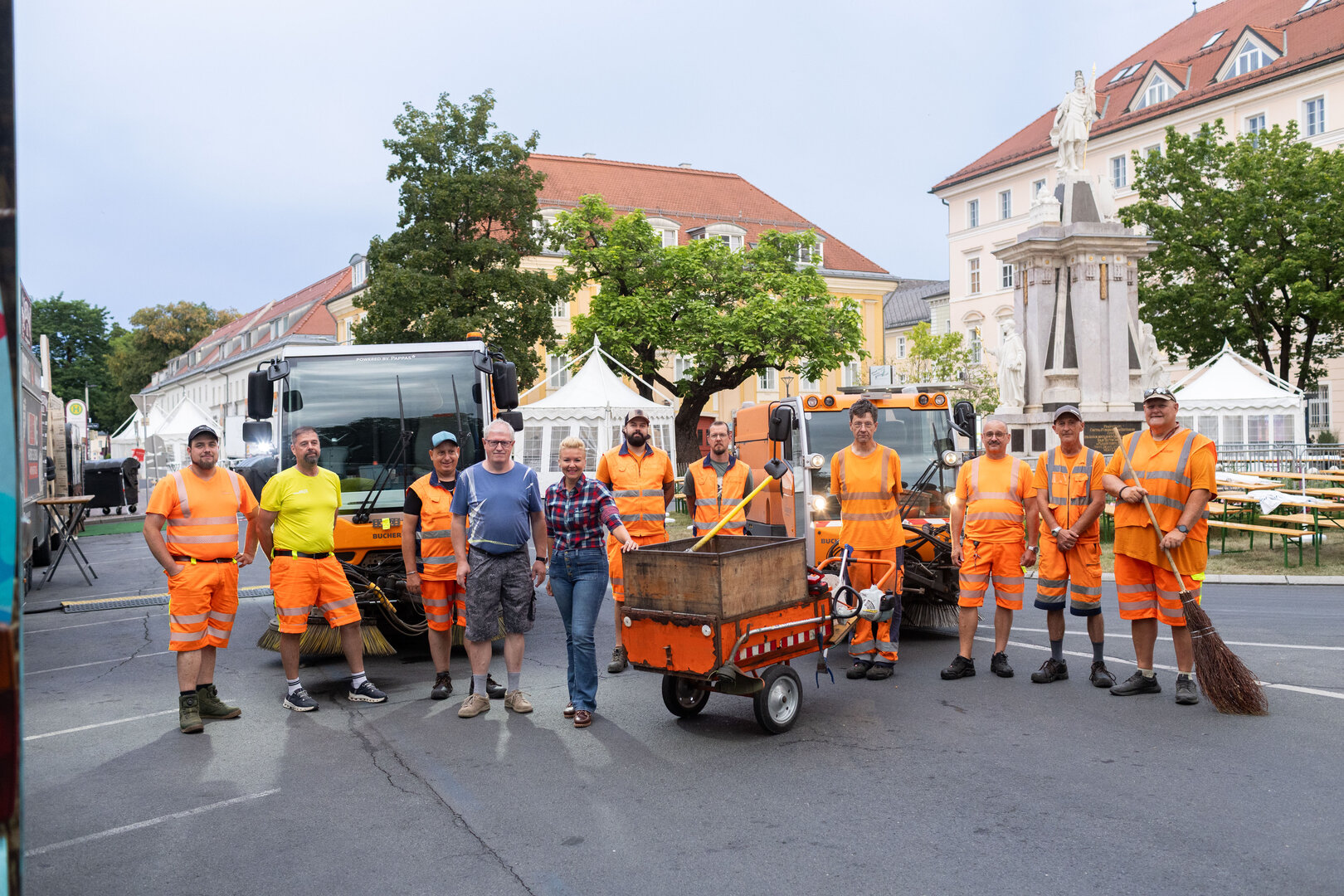 Die zuständiger Referentin Stadträtin Sandra Wassermann, BA, besuchte heute in der Früh den Reinigungstrupp, der während des Altstadtzaubers im Einsatz ist.  Foto: SK/Just