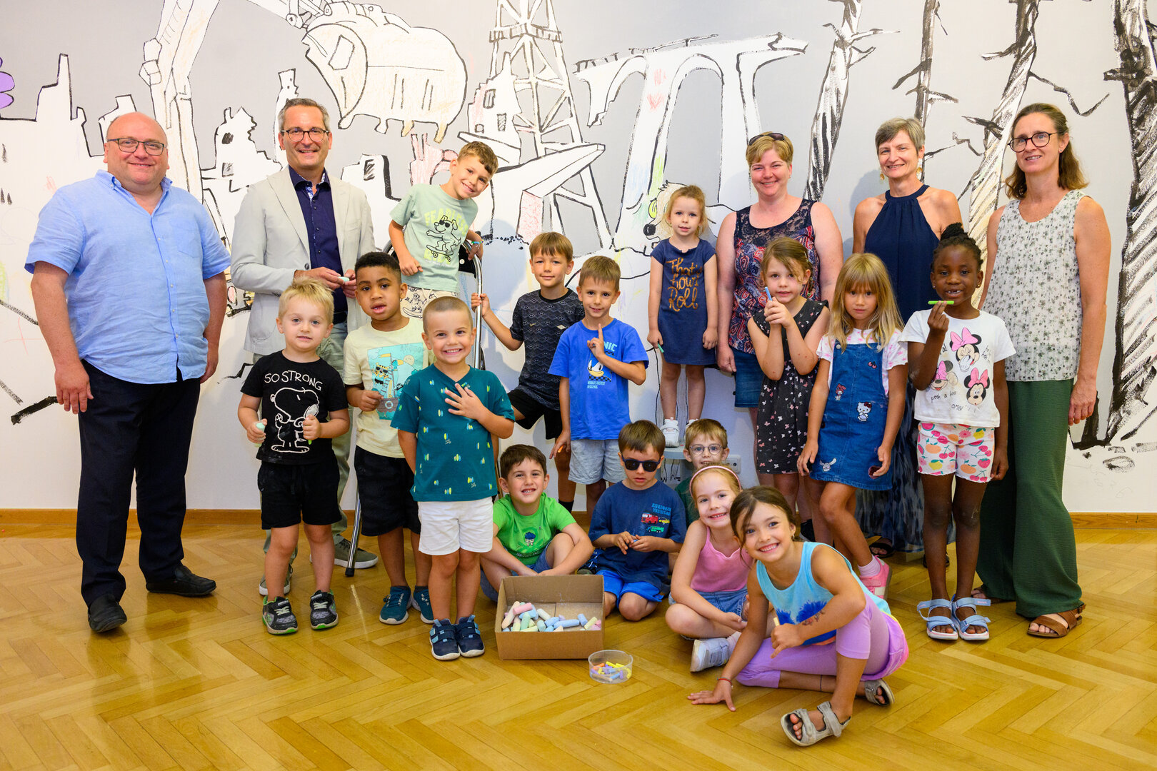 Referent für Kultur und Elementarpädagogik Stadtrat Mag. Franz Petritz, Leiter der Kulturabteilung Mag. Alexander Gerdanovits und Leiterin der pädagogischen Dienststelle Sabine Tauschitz-Sickl, BEd, MSc besuchten die Kinder des Sommerkindergartens Feldkirchnerstraße, die Leiterin Silvia Hobisch und die pädagogische Fachkraft Rebekka Grosch bei ihrer künstlerischen Tätigkeit in der Stadtgalerie Klagenfurt. Foto: StadtKommunikation/Hude
