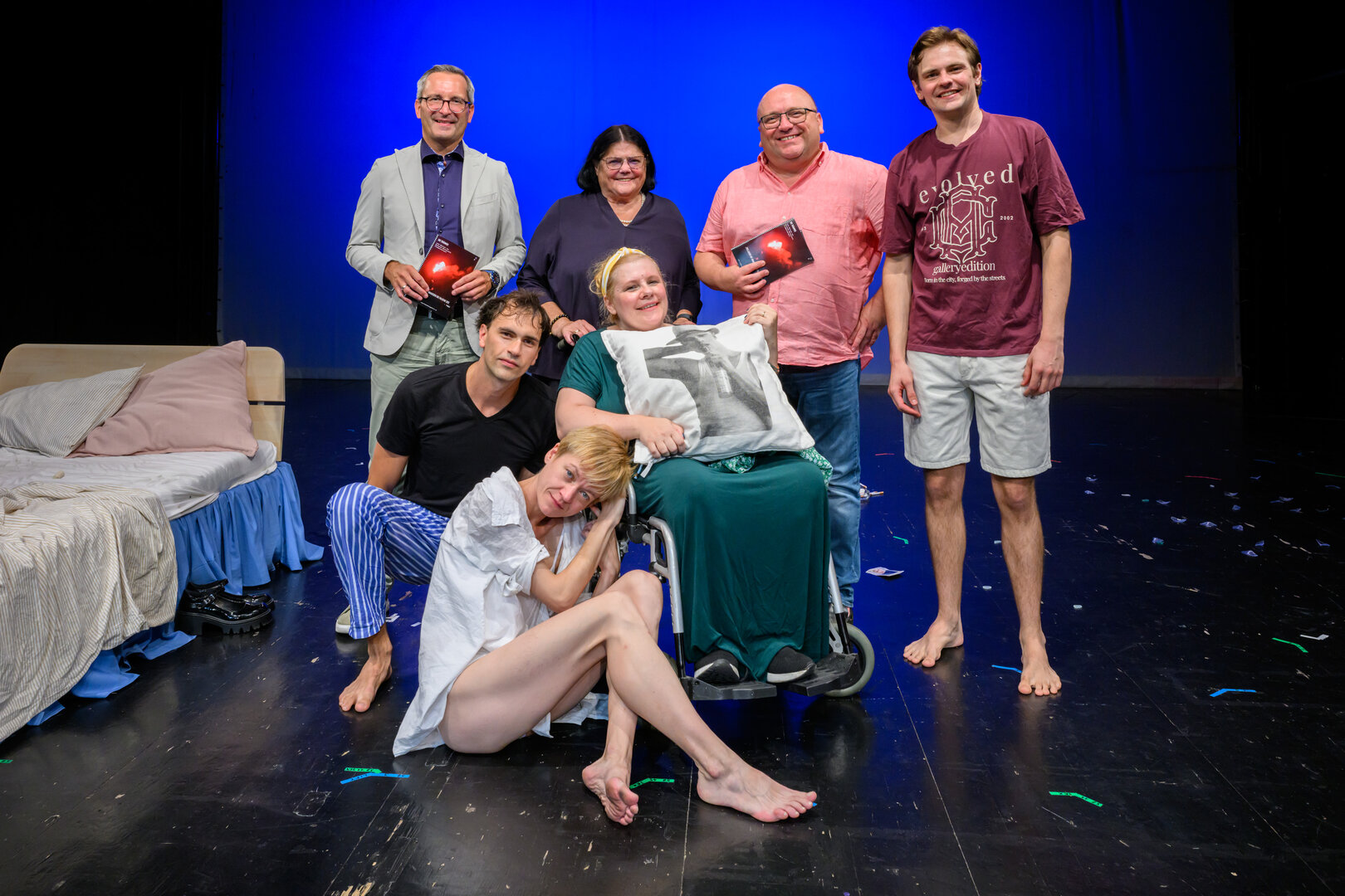 Kulturstadtrat Mag. Franz Petritz war gemeinsam mit Gemeinderätin Ulrike Herzig und Kulturabteilungsleiter Mag. Alexander Gerdanovits bei der Premiere von „Die Träumer“ in der theaterHALLE11. Foto: StadtKommunikation/Hude