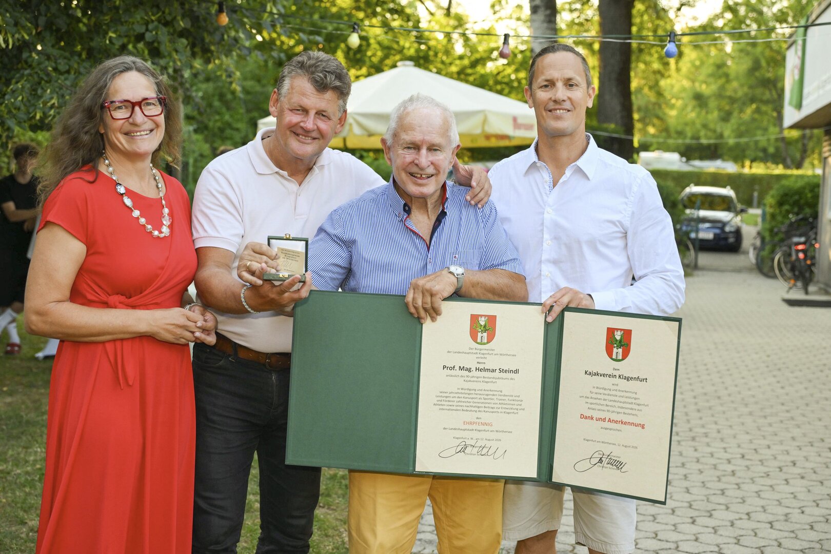 v.l.n.r. Sportstadträtin DI Constance Mochar, Bürgermeister Christian Scheider, Prof. Mag. Helmar Steindl und Mag. Dr. Gerhard Schmid bei der 90-Jahr-Jubiläumsfeier des Kajakvereins Klagenfurt. Foto: StadtKommunikation/Hude