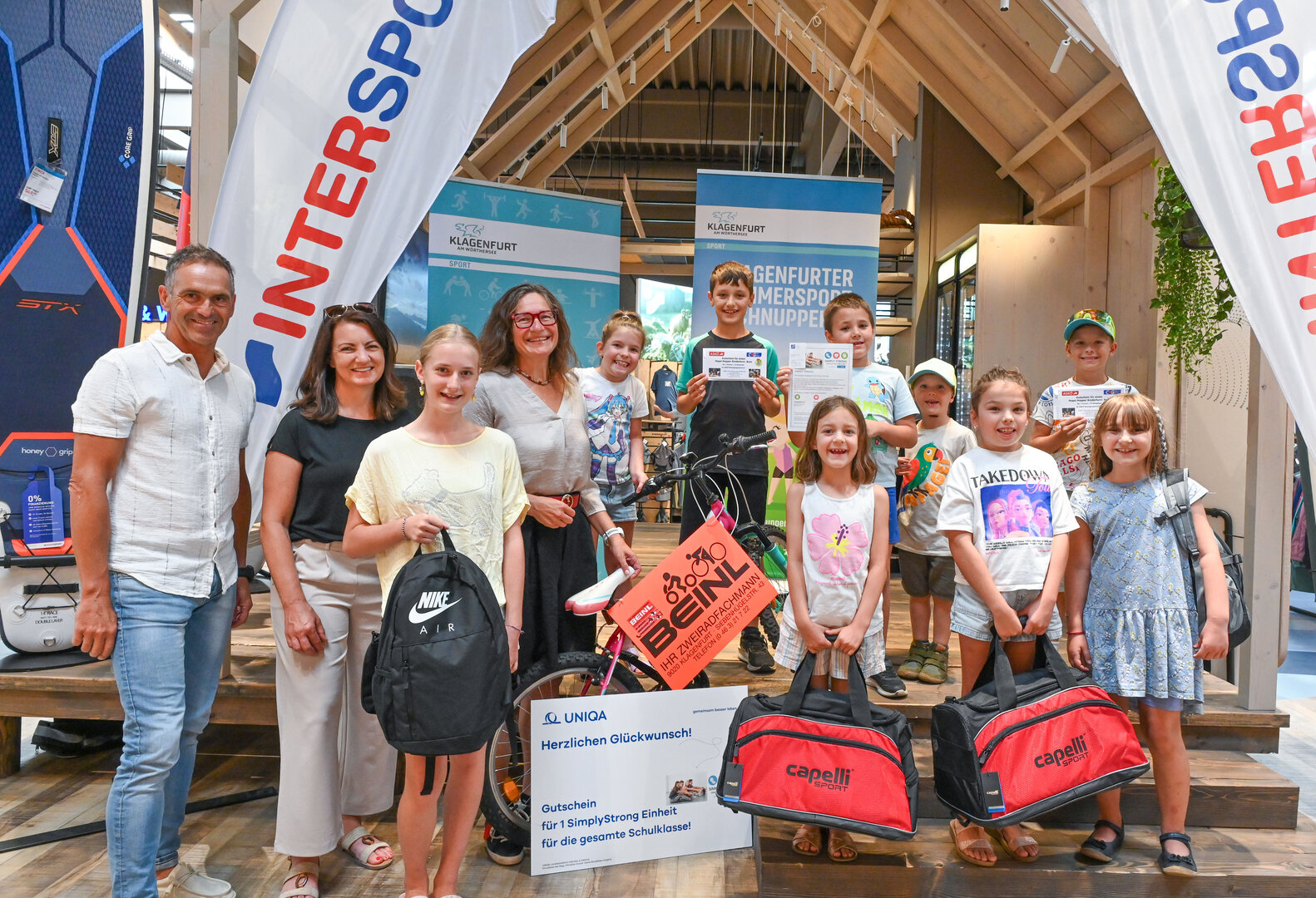 Sportstadträtin DI Constance Mochar überreichte den begeisterten Kindern die sportlichen Preise. Foto: StadtKommunikation/Hronek