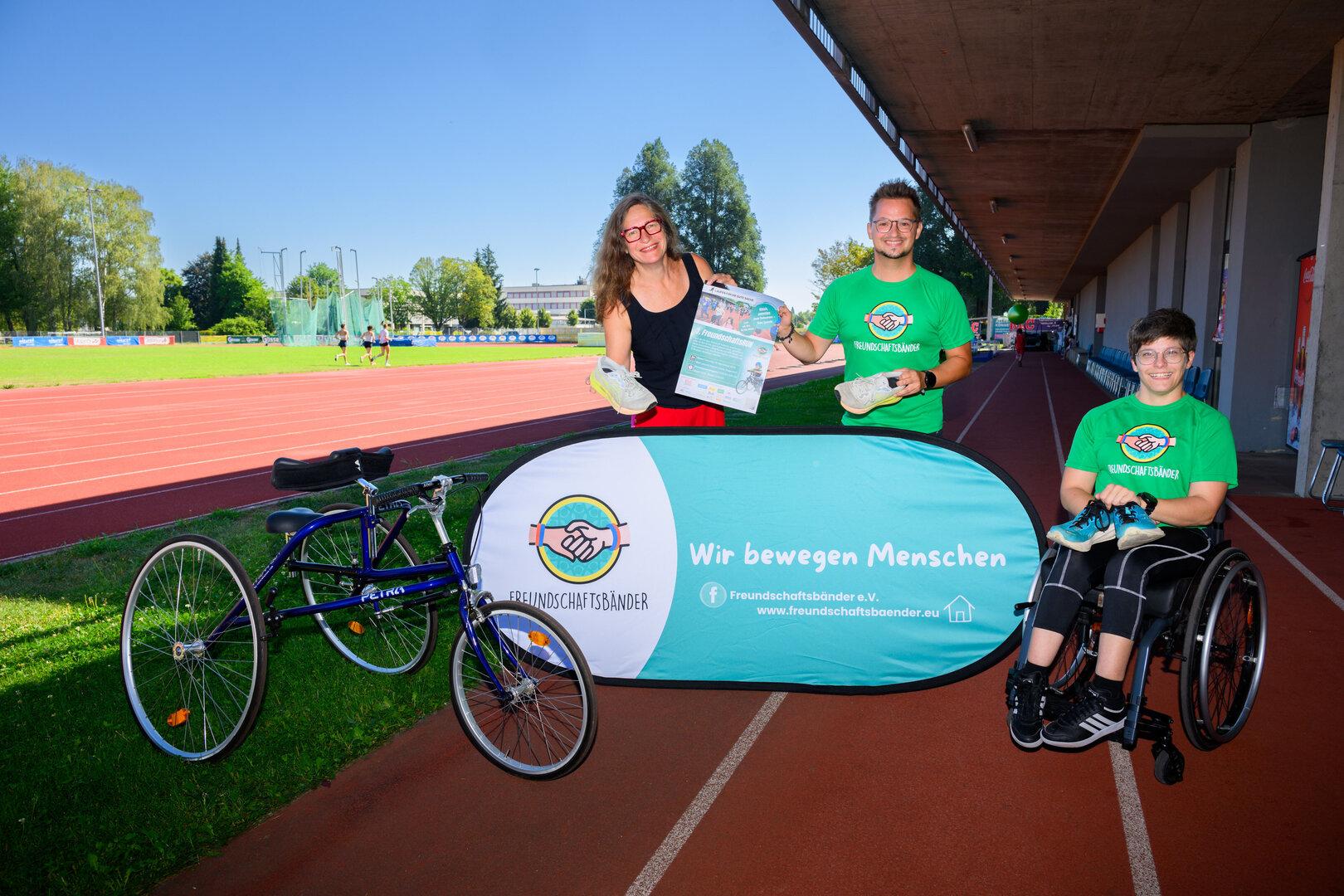 Sportstadträtin DI Constance Mochar, Manuel Wunder und Dunja Mick vom Verein „Freundschaftsbänder“ laden zum „FreundschaftRUN“ am 19. September in der Leopold-Wagner-Arena ein. 