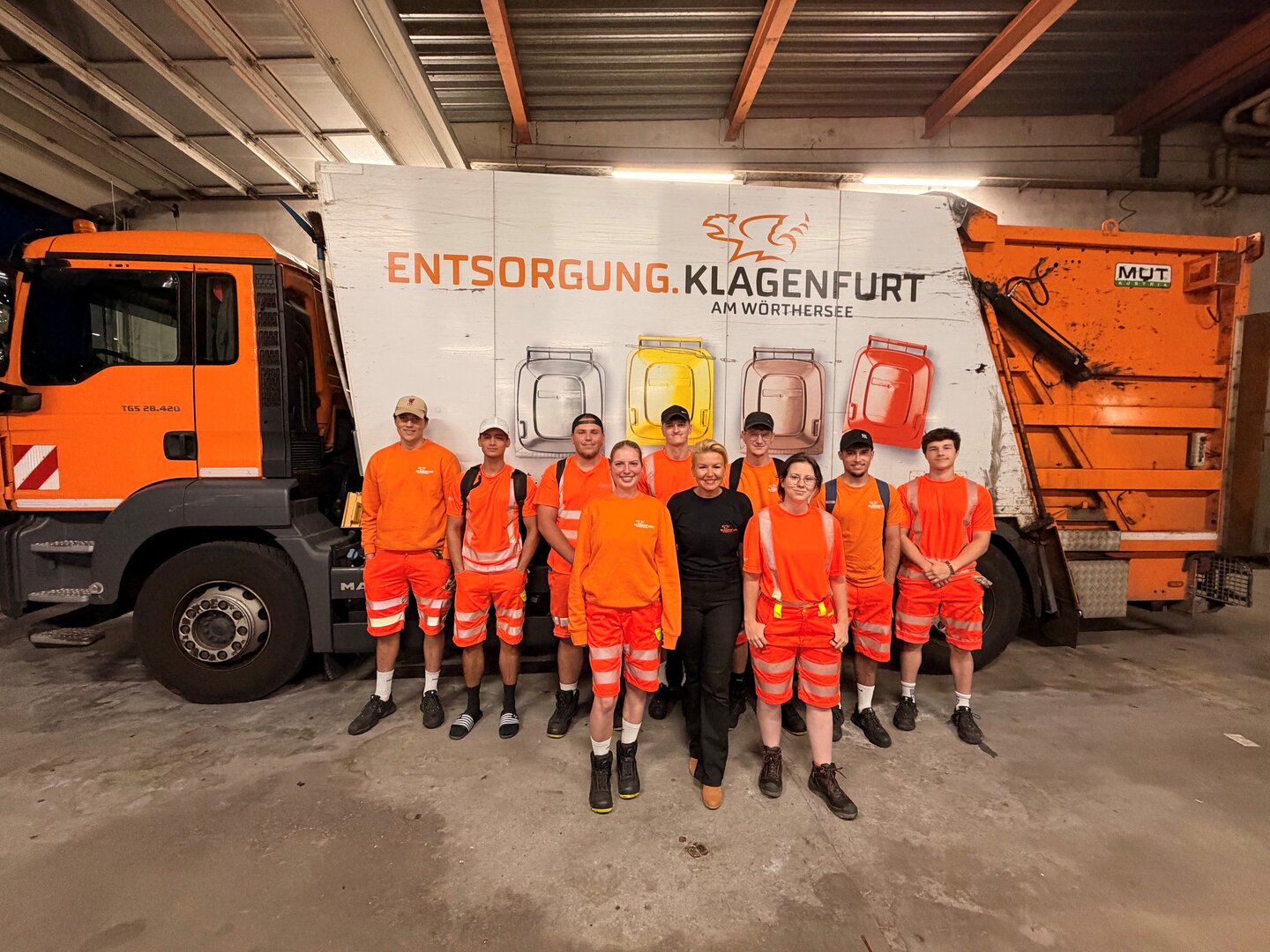 Entsorgungsstadträtin Sandra Wassermann, BA besuchte die Praktikantinnen und Praktikanten bei ihrer Arbeit bei der Müllabfuhr. Foto: Büro Stadträtin Wassermann