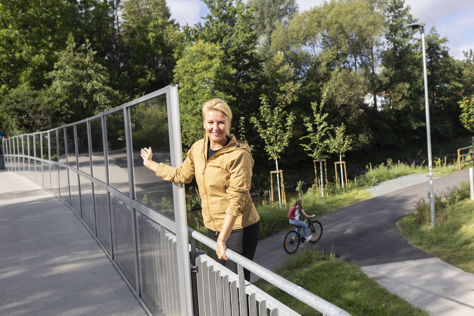 Stadträtin Sandra Wassermann BA begutachtete die neue Lärmschutzwand, den Radweg und die neue Beleuchtung beim Glankraftweg.