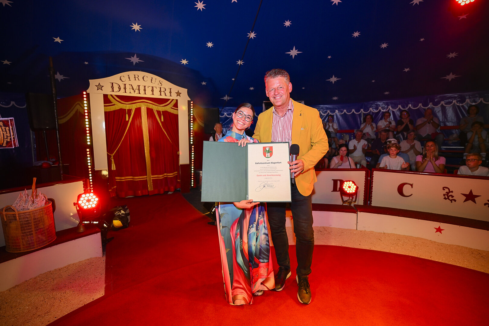 Bürgermeister Christian Scheider verlieh bei der Charity Veranstaltung im Zirkus Dimitri die Dank- und Anerkennungsurkunde der Landeshauptstadt Klagenfurt an das Ballettzentrum Klagenfurt. Foto: StadtKommunikation/Bauer