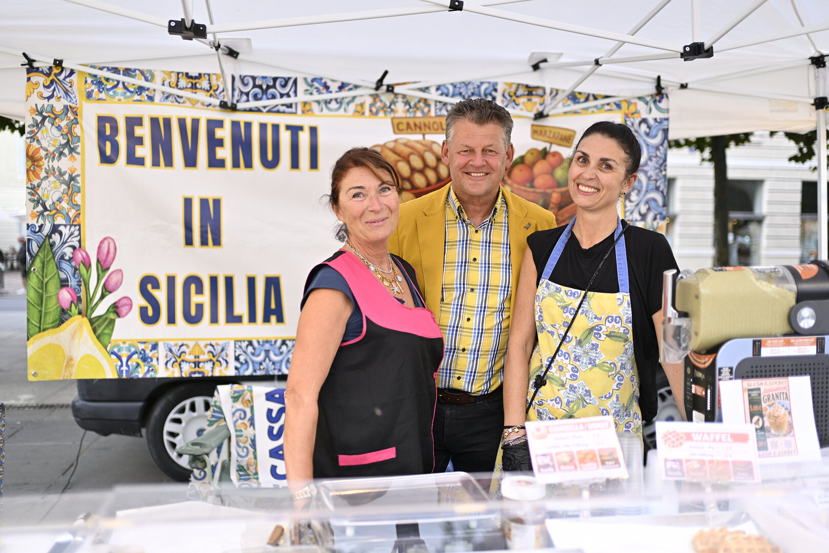 Bürgermeister Christian Scheider bei der offiziellen Eröffnung des „Italian Wine Festivals“ am Neuen Platz in Klagenfurt. Foto: StadtKommunikation/Bauer