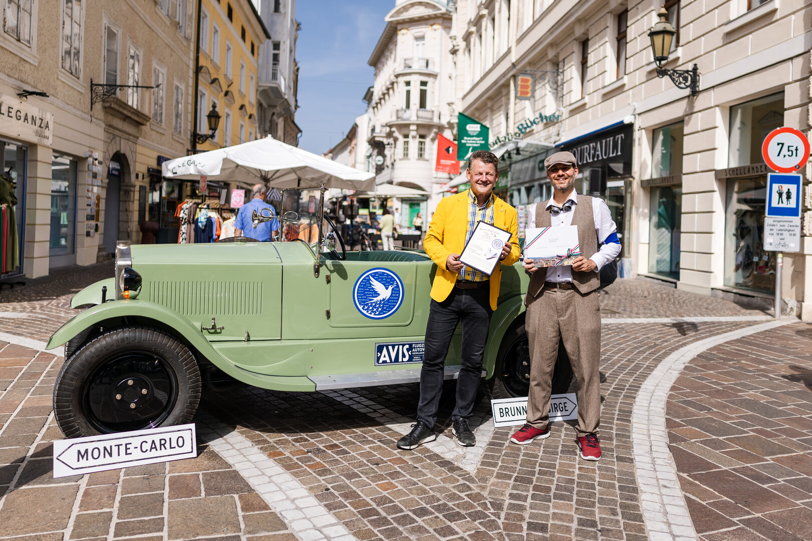 Bürgermeister Christian Scheider hieß Dr. Robert Krickl und seinen Oldtimer in Klagenfurt willkommen. Foto: StadtKommunikation/Zangerle