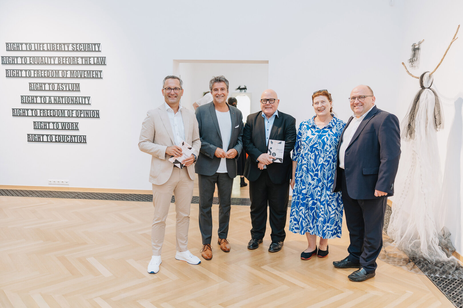 Kulturstadtrat Mag. Franz Petritz, LAbg. Stefan Sandrieser, Igor Pucker (Präsident Kunstverein Kärnten), Gemeinderätin Gabriela Holzer (Kulturausschuss) und Kulturamtsleiter Mag. Alexander Gerdanovtis eröffneten die Ausstellung „schmaler Grat“. 