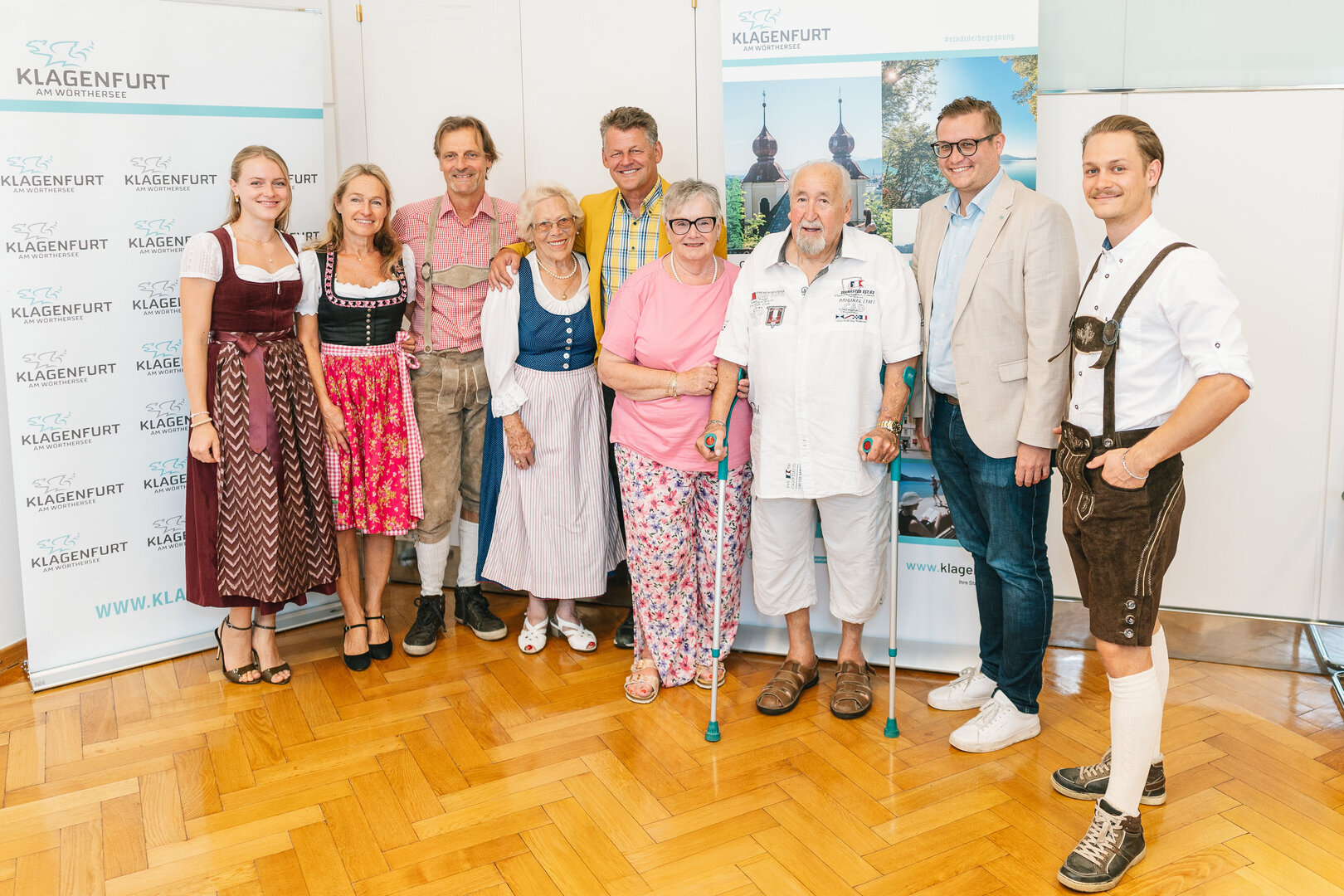 Doppelten Dank und Anerkennung für die Urlaubsgäste und ihren Beherbergungsbetrieb: Hanna, Carmen und Chef Andreas Poscheschnik, Seniorchefin Emilia Poscheschnik, Bürgermeister Christian Scheider, Malis und Peter Häuser, Tourismusstadtrat Julian Geier und David Poscheschnik.