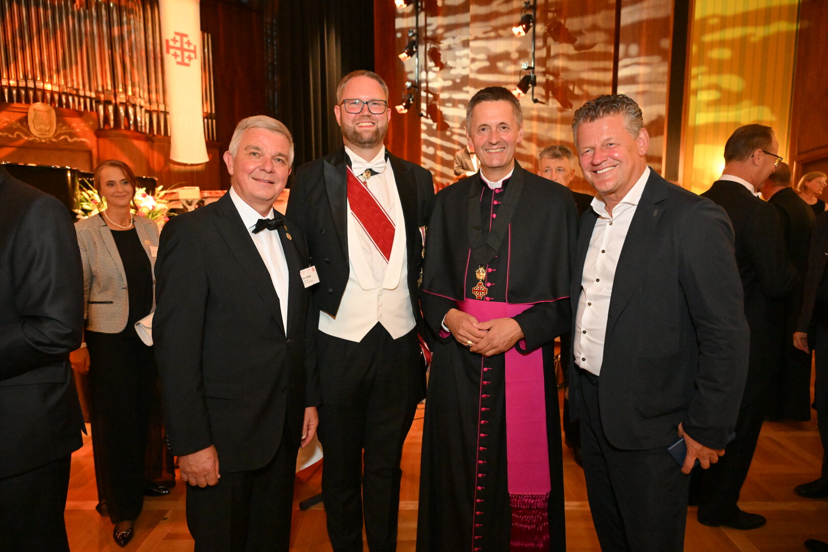 v.l. Franz Pfaller (Bürgermeister von Maria Saal) mit Marc Germeshausen, Dompfarrer Dr. Peter Allmaier (Prior / geistlicher Leiter der Komturei Klagenfurt) und Bürgermeister Christian Scheider bei der gestrigen Investitur des Ritterordens vom Heiligen Grab zu Jerusalem im Klagenfurter Konzerthaus. Foto: SK/Hude