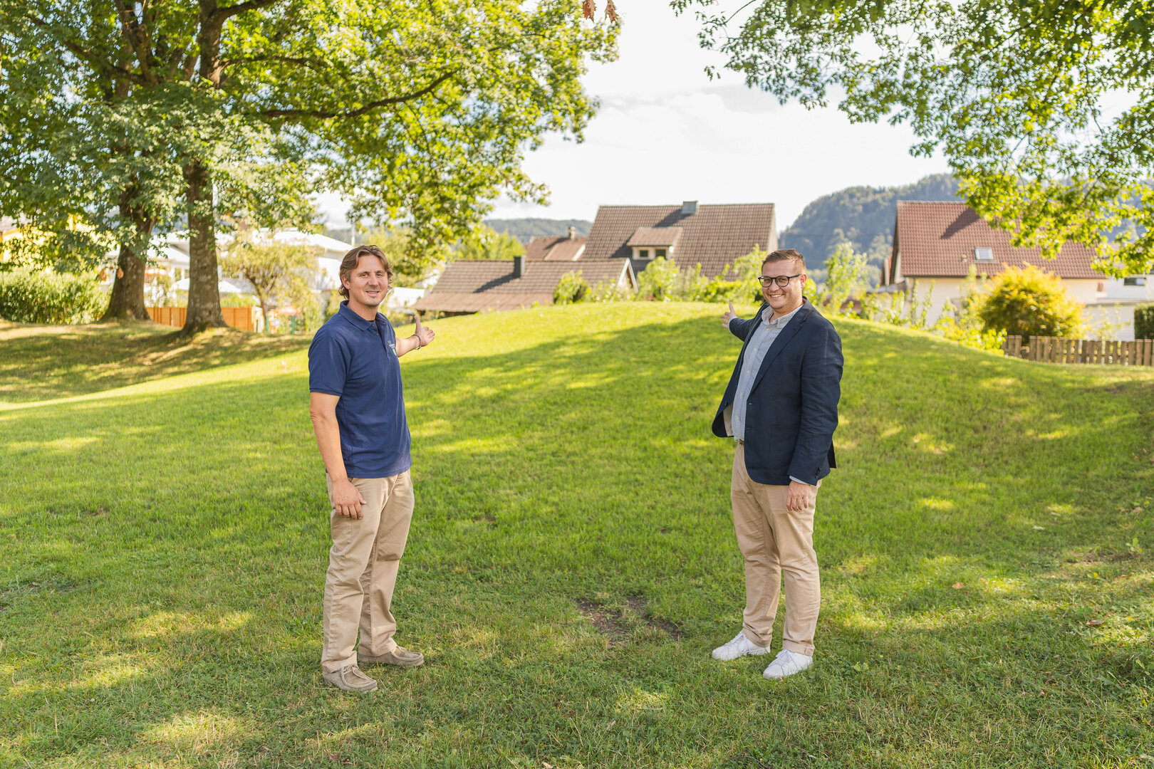 Dipl.-Ing. Ingo Weber (Abt. Stadtgarten) und Stadtgartenreferent Stadtrat Julian Geier besichtigen den neu angelegten Hügel beim Moritzwäldchen.