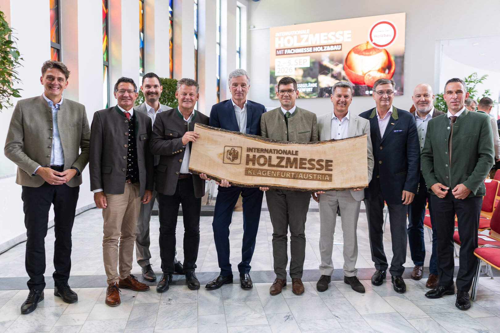 Bürgermeister Christian Scheider, Landeshauptmann Daniel Fellner sowie weitere Vertreter der Landespolitik, Aufsichtsratsvorsitzender der Kärntner Messen Harald Kogler, Geschäftsführer Bernhard Erler und Vertreter der Wirtschaft und Fachbranche bei der Eröffnung der 58. Internationalen Holzmesse am Klagenfurter Messegelände. Foto: StadtKommunikation/Zangerle