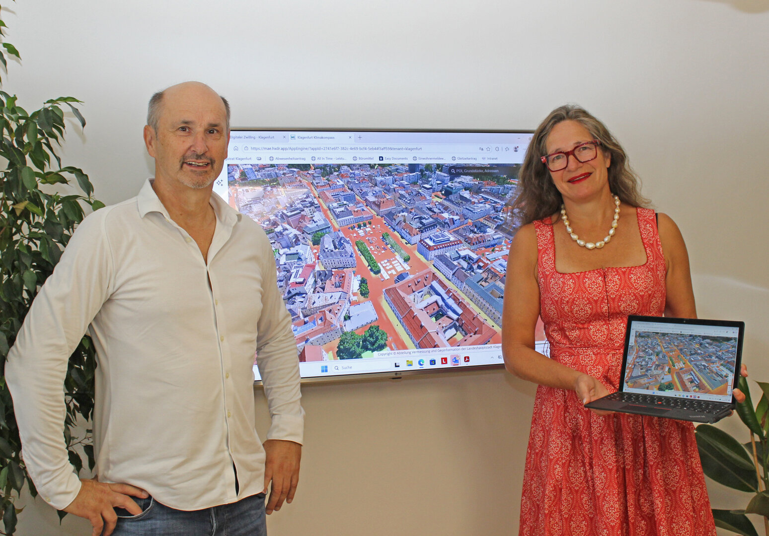 Update beim Digitalen Zwilling DI Günter Koren und Stadträtin DI Constance Mochar zeigen die neusten Entwicklungen im Digitalen Zwilling, dem 3D-Modell der Stadt. Foto: SK/Glinik