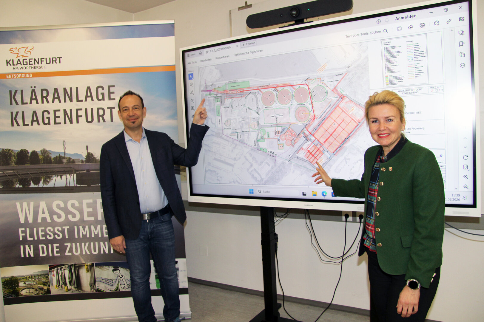 Planungsfortschritt bei der Kläranlage neu Entsorgungsreferentin Stadträtin Sandra Wassermann BA und Ing. Gernot Bogensberger, Leiter Abteilung Entsorgung, freuen sich über den Projektfortschritt bei der Kläranlage neu.
