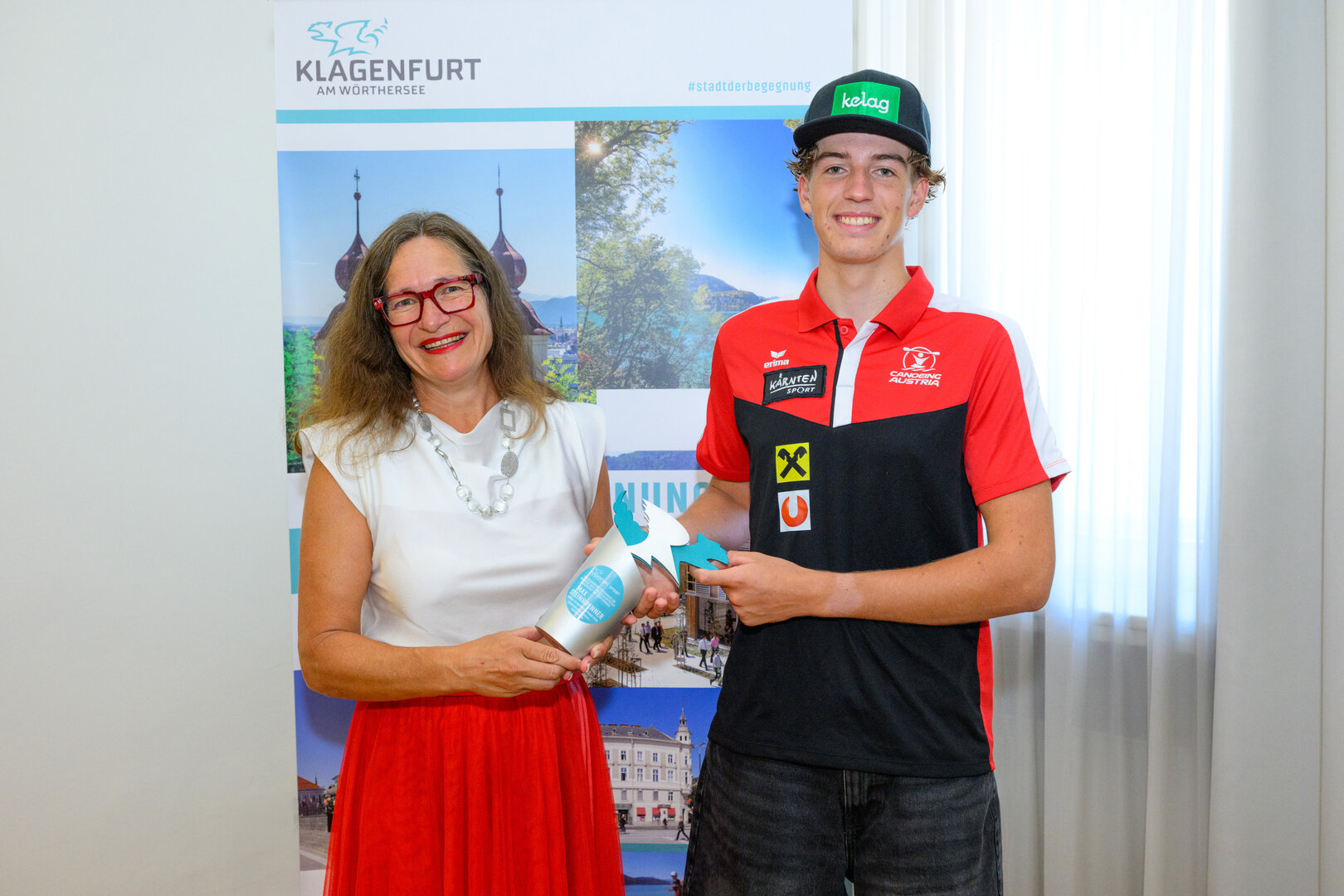 Stadträtin DI Constance Mochar begrüßte Kajak-Ass Max Steinbrenner im Klagenfurter Rathaus.   Foto: SK/Hude