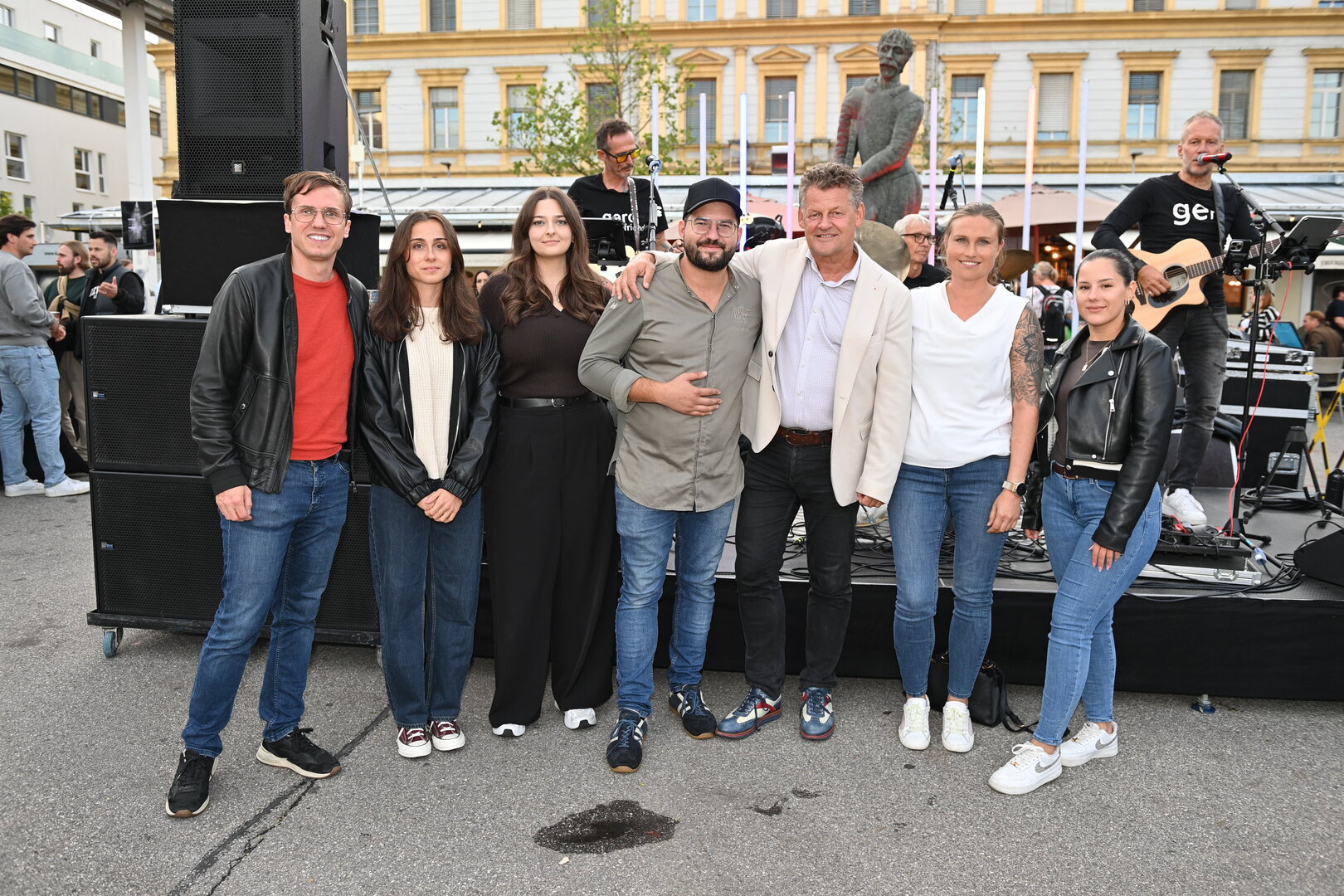 Bürgermeister Christian Scheider mit Markt-Koordinatorin Martina Derhaschnig (2.v.rechts), Vizebürgermeister Ronald Rabitsch (links) sowie Besuchern und Marktwirten beim letzten After-Work-Markt in diesem Jahr. Foto: SK/Thomas Hude