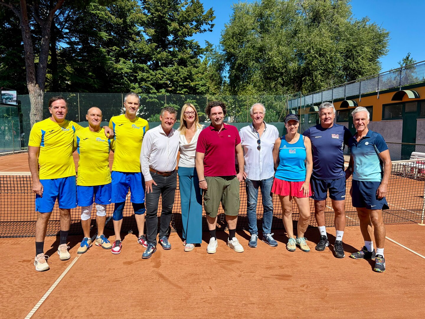 v.l. Tennisspieler Michele Flebus, Markus Moretti, Enrico De Biasio mit Bürgermeister Christian Scheider, Kollegin Laura Giorgi, Massimo Venturi sowie Tourismusstadtrat Massimo Brini mit den Klagenfurter Spielern Christine Keim, Wolfgang Stockreiter und Meinhard Maier vom KLC.   Foto: Präsidium