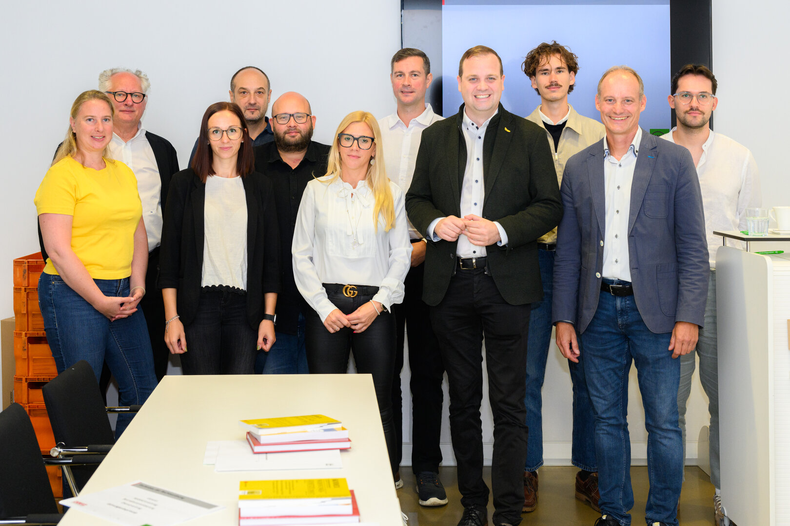 Wohnungsreferent Vizebürgermeister Patrick Jonke begrüßte mit Gerhard Scheucher, MBA die Kursteilnehmerinnen und -teilnehmer bei der Immobilienverwalter-Ausbildung. Foto: StadtKommunikation/Hude