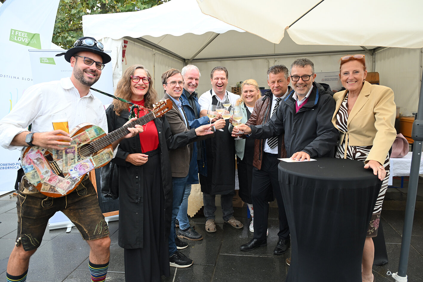 Eröffneten gemeinsam mit den Gastronomen und Produzenten aus dem Alpen-Adria-Raum die Genussmeile auf dem Neuen Platz: Bürgermeister Christian Scheider, Vizebürgermeister Ronald Rabitsch, Stadträtin DI Constance Mochar, Gemeinderat Mag. Manfred Jantscher, Magistratsdirektorin Mag. Isabella Jandl und der Geschäftsführer des Tourismusverbandes Klagenfurt am Wörthersee, Mag. Helmuth Micheler. Foto: StadtKommunikation/Hude