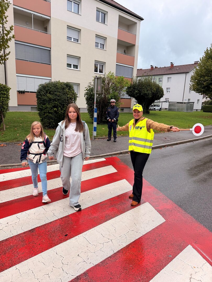 Verkehrsinspektor Michael Kriegl, Hanna und Lena sowie Stadträtin Sandra Wassermann, BA MA beim Schutzweg vor der Volksschule in Viktring.