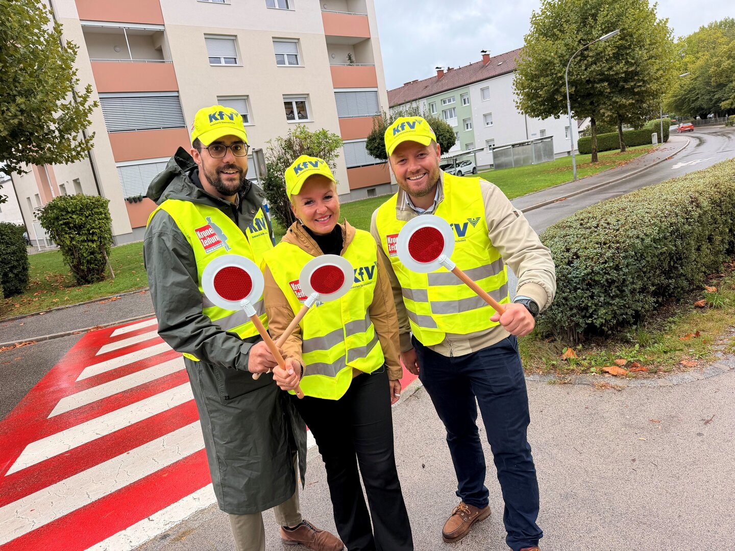 Drei frisch gebackene Schülerlotsen: Stadträtin Sandra Wassermann, BA MA mit Jan Gaertner und Georg Matheuschitz. Foto: Büro StR. Wassermann