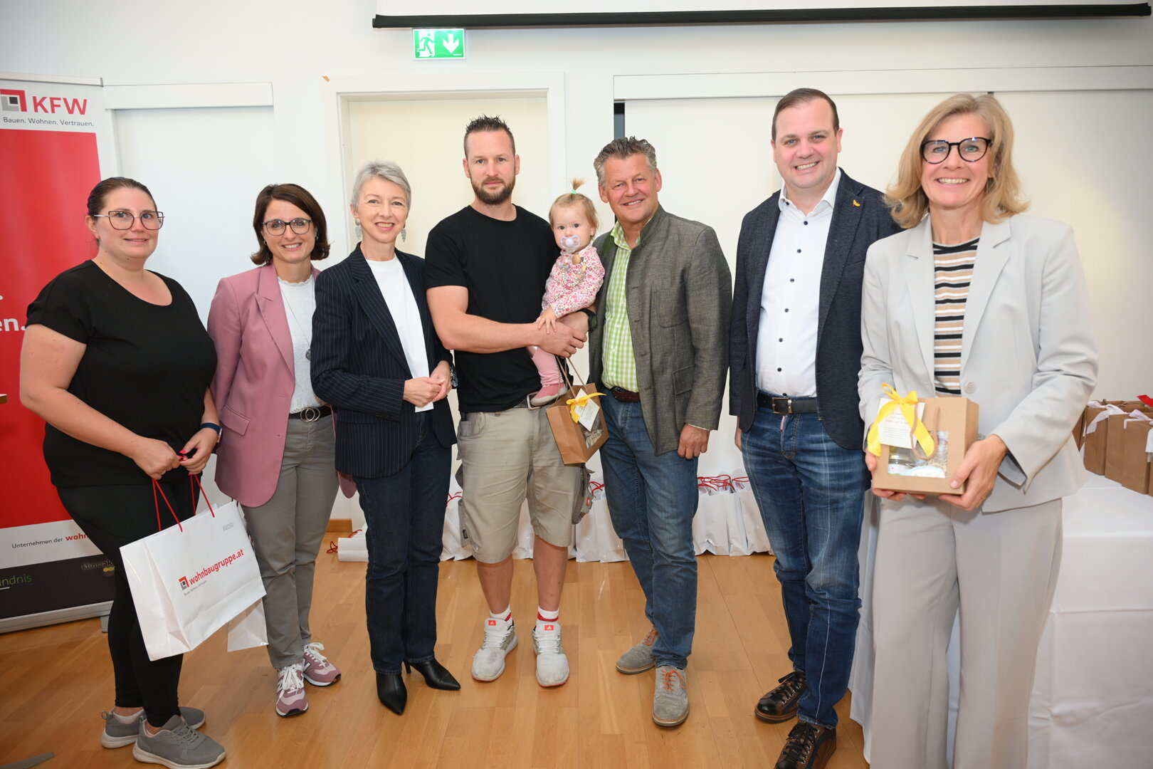 Mieterinnen und Mieter erhielten heute offiziell die Wohnungsschlüssel für ihre neues Zuhause, mit dabei waren seitens der Stadt Klagenfurt auch Bürgermeister Christian Scheider und Wohnungsreferent Vizebürgermeister Patrick Jonke.  Foto: SK/Hude