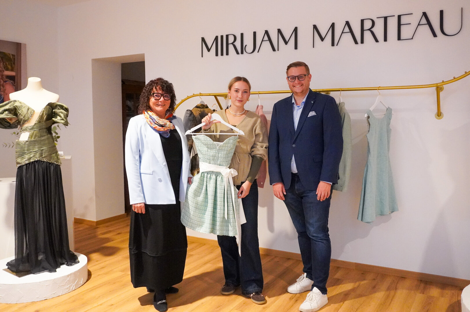 Wirtschaftsstadtrat Julian Geier besuchte gemeinsam mit Mag. Inga Horny, Geschäftsführerin Klagenfurt Marketing, die Designerin Mirijam Hammer in ihrem Atelier „Mirijam Marteau“ in der Bahnhofstraße 27. Foto: StadtKommunikation/Zechner
