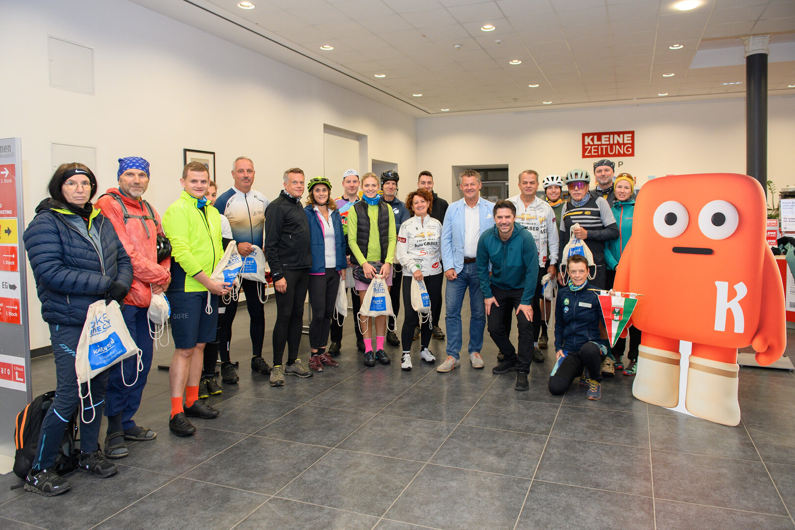 Bürgermeister Christian Scheider verabschiedete gemeinsam mit Christopher Weiss (Geschäftsleitung Kärnten bei der Kleinen Zeitung) die Teilnehmenden der Fahrradtour von Klagenfurt nach Lignano. Foto: StadtKommunikation/Hude