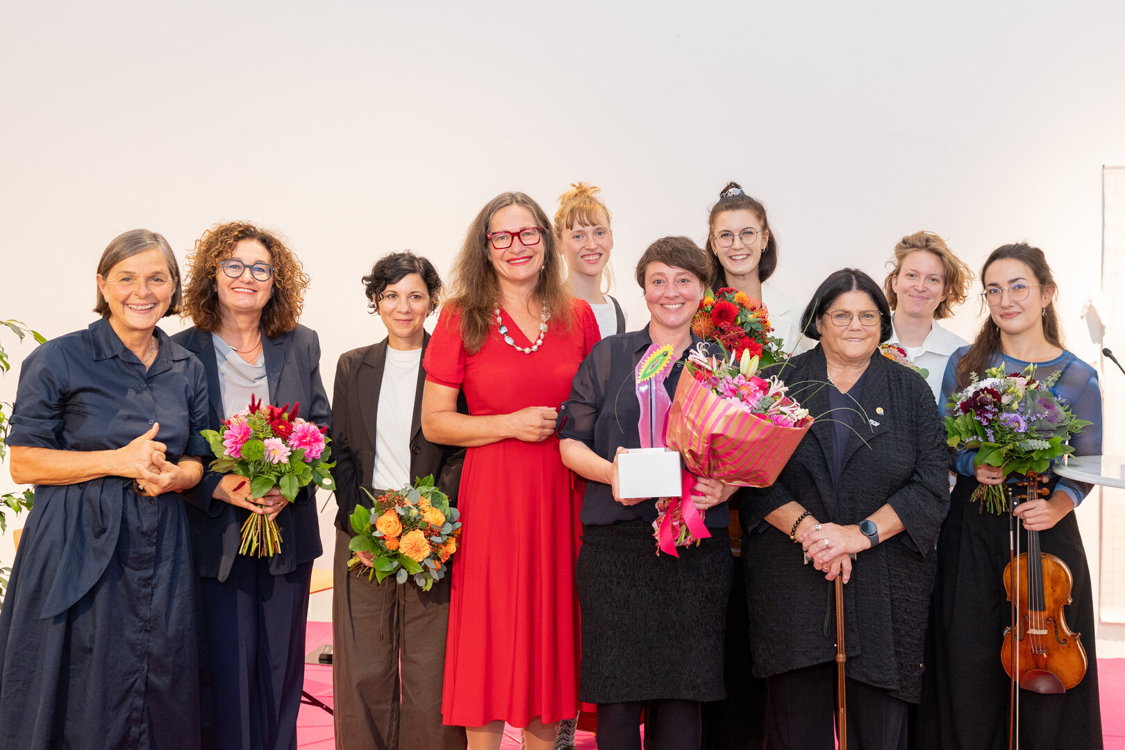 Mag.a Astrid Malle (Leiterin Frauenbüro), Cristina Beretta und Kirstin Mertlitsch (Alpen-Adria-Universität), Frauenreferentin Stadträtin DIin Constance Mochar, Gemeinderätin Ulrike Herzig (Obfrau Ausschuss für Frauen, Familie und Jugend) gratulierten Mag.a Alina Zeichen zum Frauenpreis 2026.