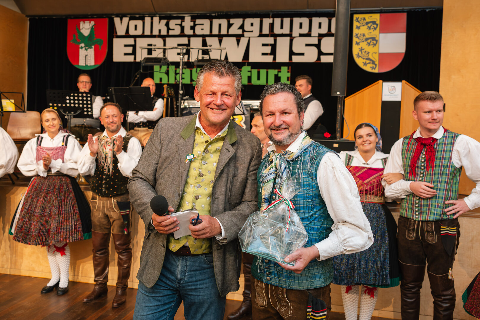 Bürgermeister Christian Scheider überreichte für 90 Jahre Volkstanzgruppe Edelweiss den Gläsernen Lindwurm an Vereinsobmann Roman Andrejcic.