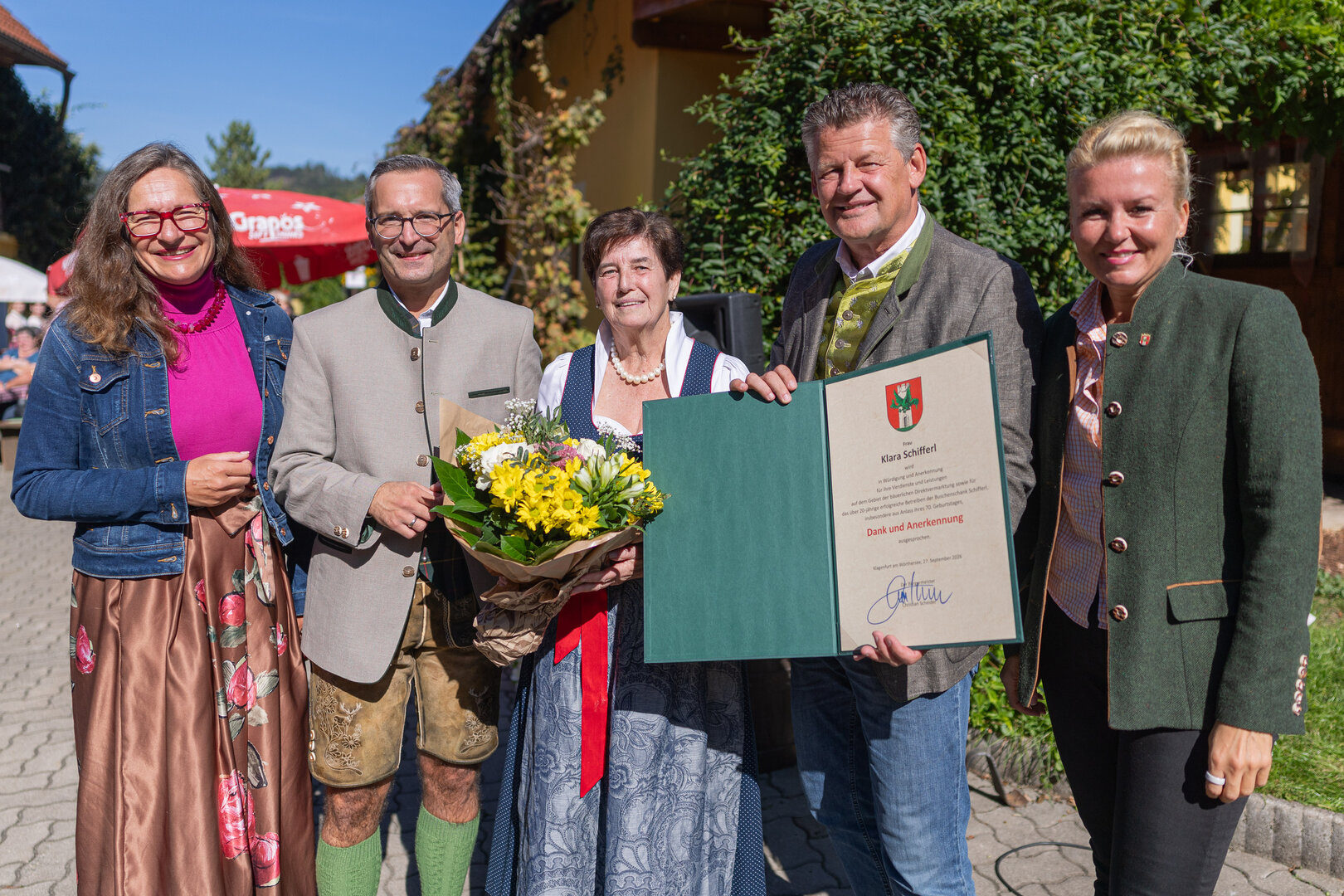 Stadträtin DI Constance Mochar, Stadtrat Mag. Franz Petritz, Klara Schifferl, Bürgermeister Christian Scheider und Stadträtin Sandra Wassermann, BA MA (v.l.n.r.) bei der Verleihung der Dank- und Anerkennungsurkunde.