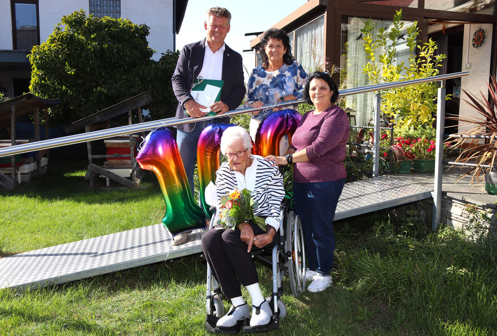 Bürgermeister Christian Scheider, Nachbarin Silvia und Pflegerin Maria gratulierten Frau Knoblich zu ihrem 100. Geburtstag. Foto: StadtKommunikation/Buchner