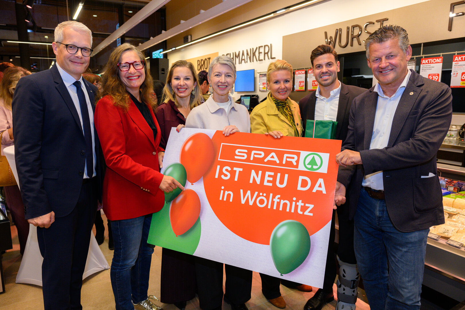 Dir. Mag. Andreas Ender (Geschäftsführer für SPAR Kärnten und Osttirol), Stadträtin DI Constance Mochar, Gemeinderätin Dr. Julia Löschnig, LHStv.in Dr. Gaby Schaunig, Stadträtin Sandra Wassermann, BA, MA und Bürgermeister Christian Scheider gratulierten Herrn Christopher Wadl, selbstständiger SPAR-Kaufmann, zur Eröffnung des modernen SPAR-Marktes in Wölfnitz. Foto: StadtKommunikation/Hude