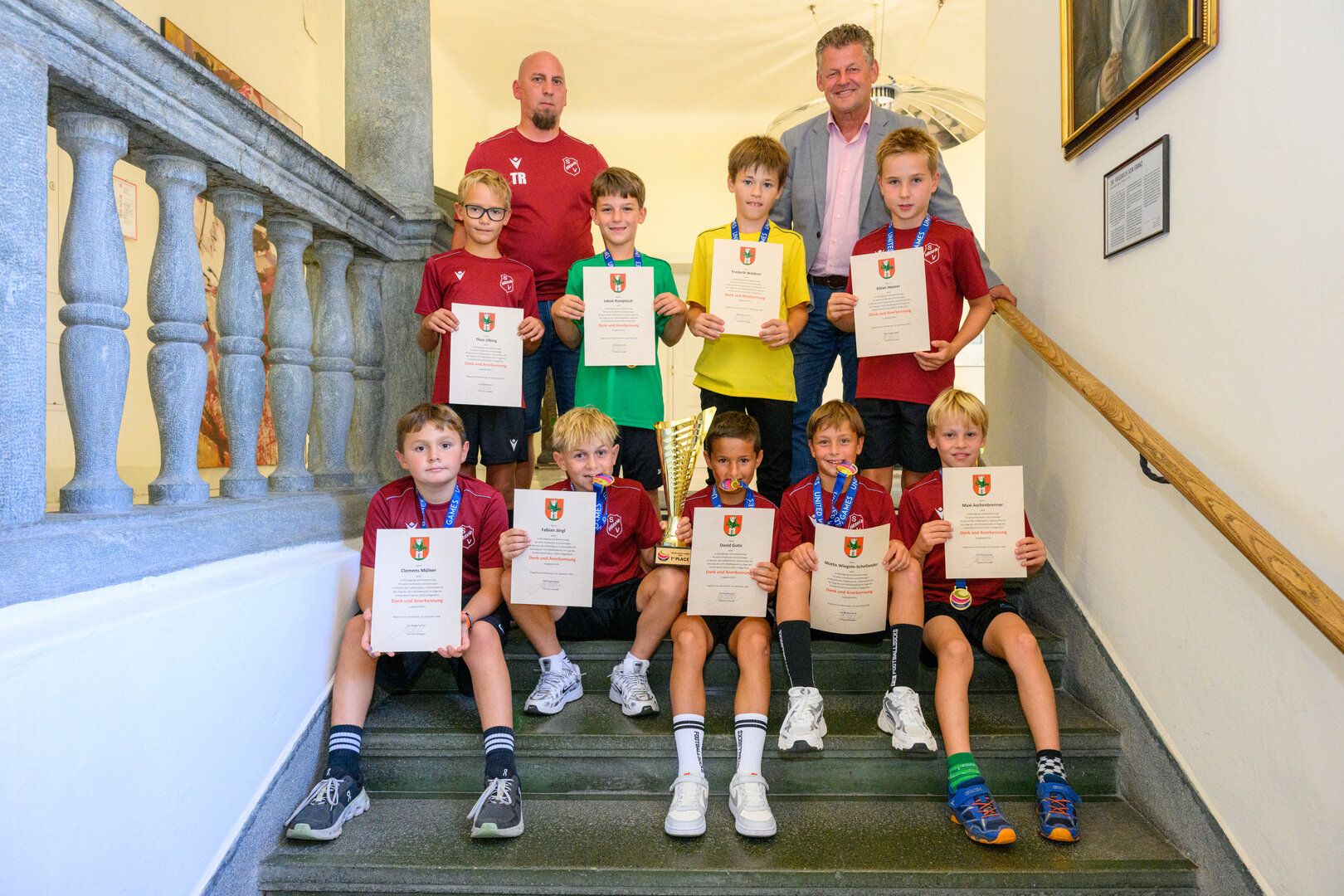 Neun Nachwuchsfußballer und der Trainer vom SV Viktoria Viktring freuten sich über die Ehrung im Rathaus. 
