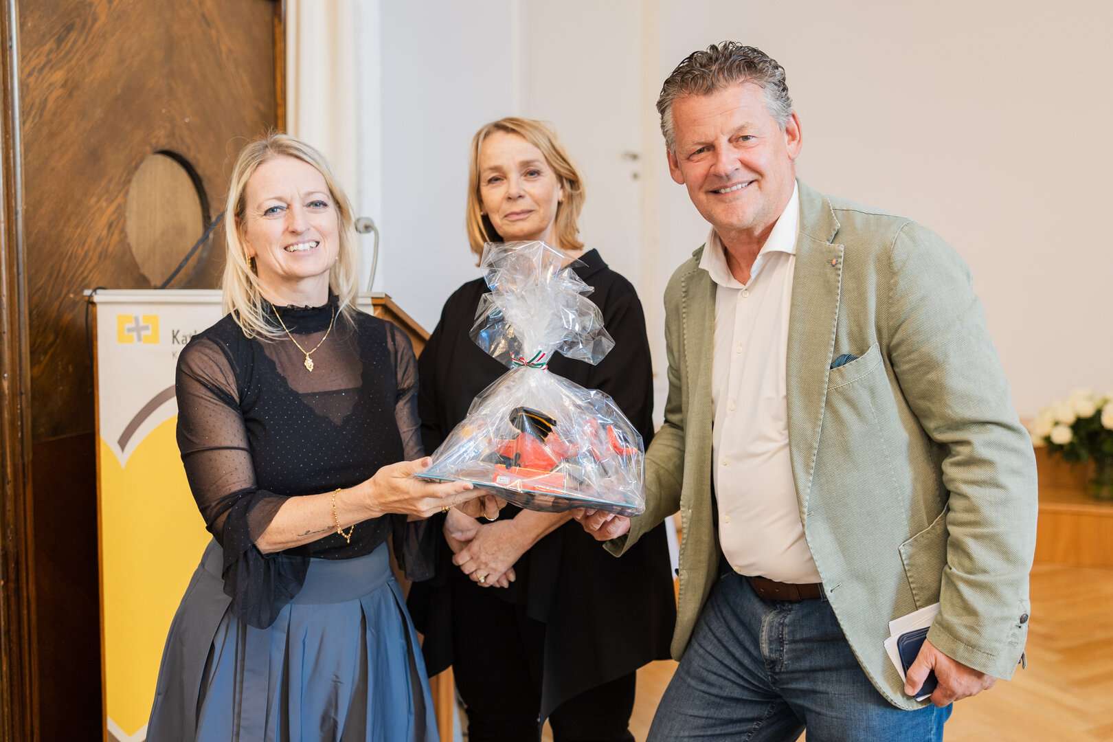 Mag. Birgit Wurzer (Katholisches Bildungswerk) und Mag. Ulrike Schwertner (Projekt „Mitten im Leben“) erhielten von Bürgermeister Christian Scheider den Sozialpreis der Stadt Klagenfurt.  Foto: SK/Zangerle