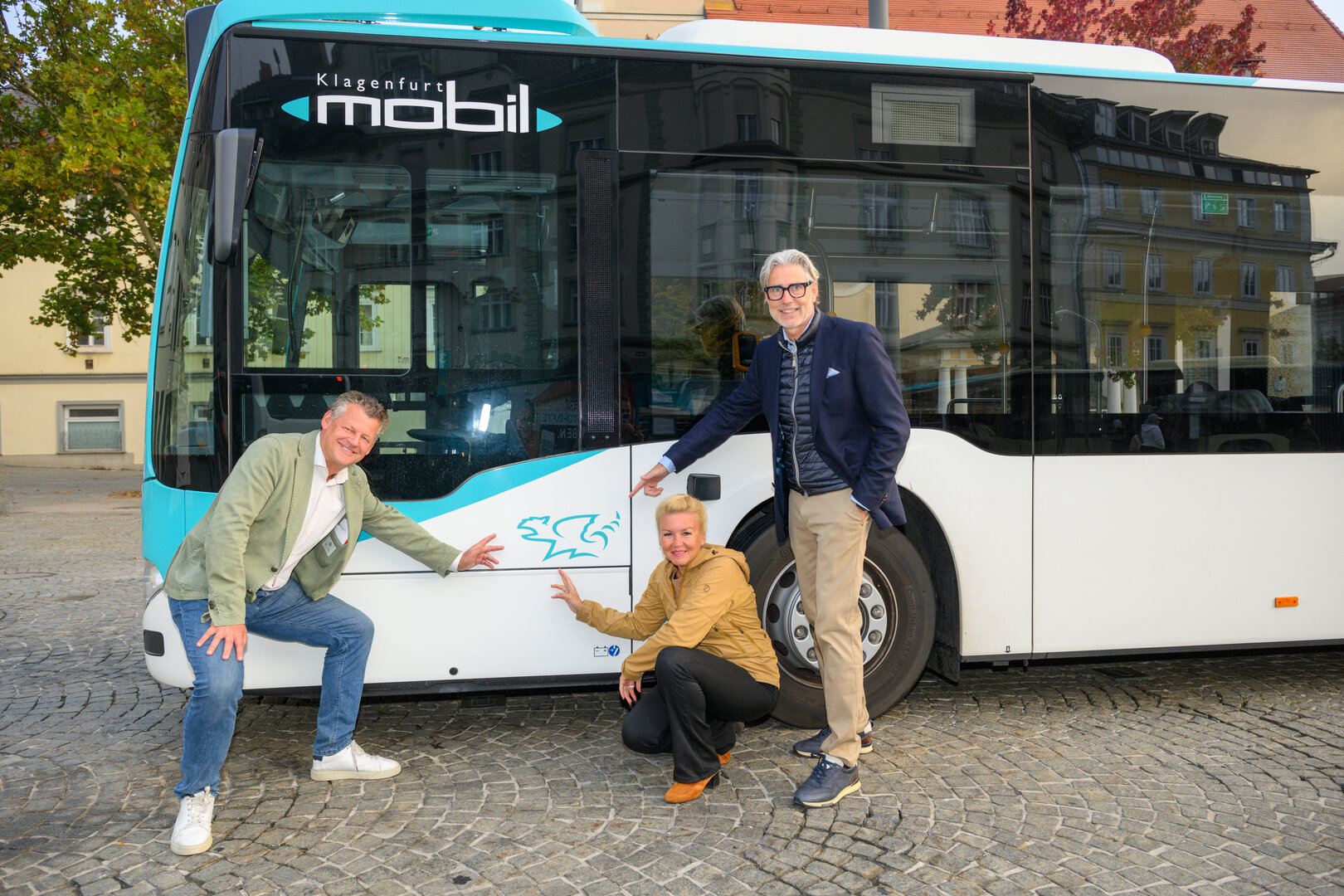 Bürgermeister Christian Scheider, ÖPNV-Referentin Stadträtin Sandra Wassermann, BA MA und Hansjörg Schusser, MSc (Geschäftsführer Klagenfurt Mobil GmbH) zeigen sich begeistert über die einheitliche Designlinie mit den Lindwurm-Logos auf den Stadtbussen. Foto: StadtKommunikation/Hude