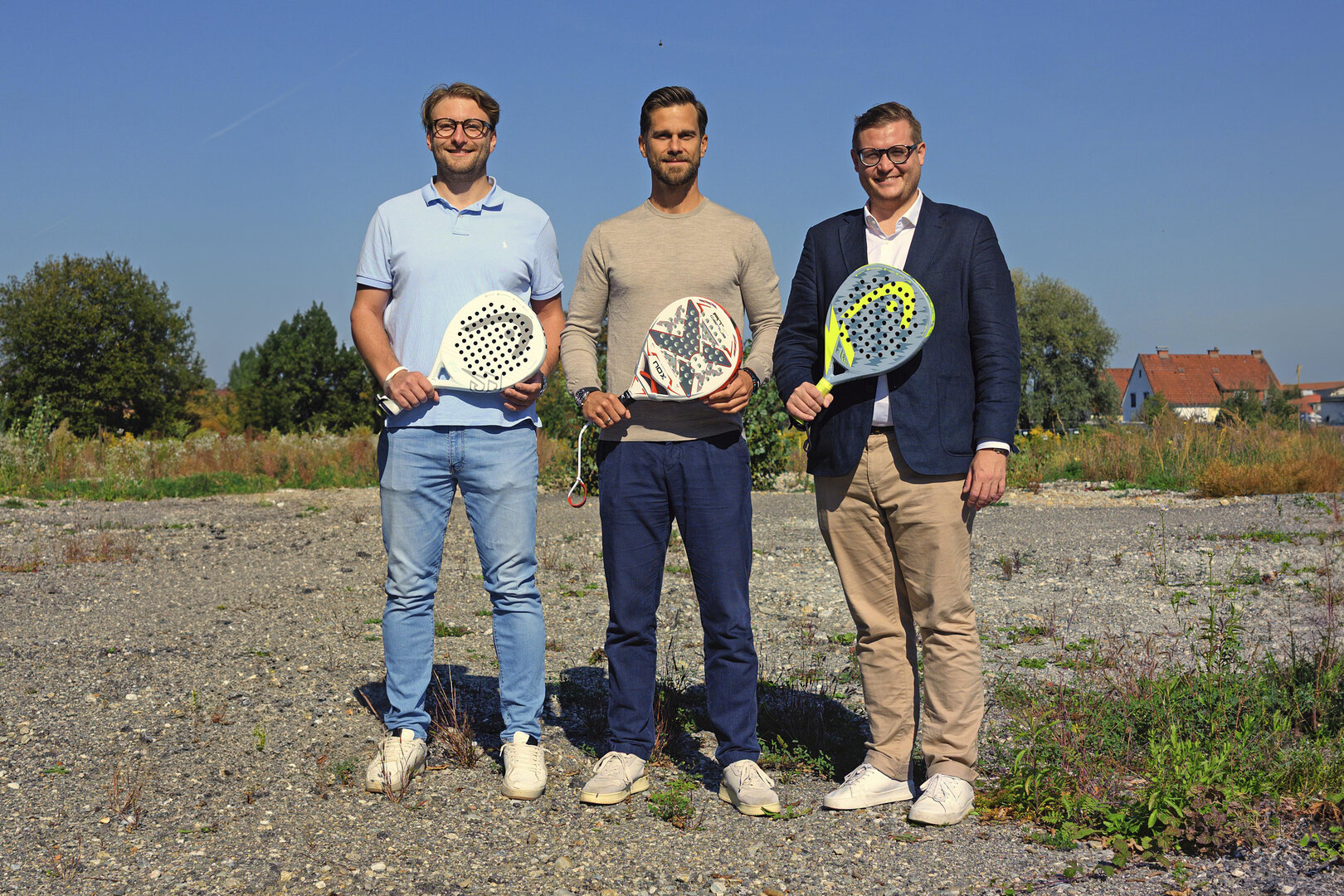 Facility Management-Referent Stadtrat Julian Geier bei der Schlüsselübergabe für das TC Schneider-Areal an Marcel Kuster und Christian Maier. Foto: StadtKommunikation/Hude
