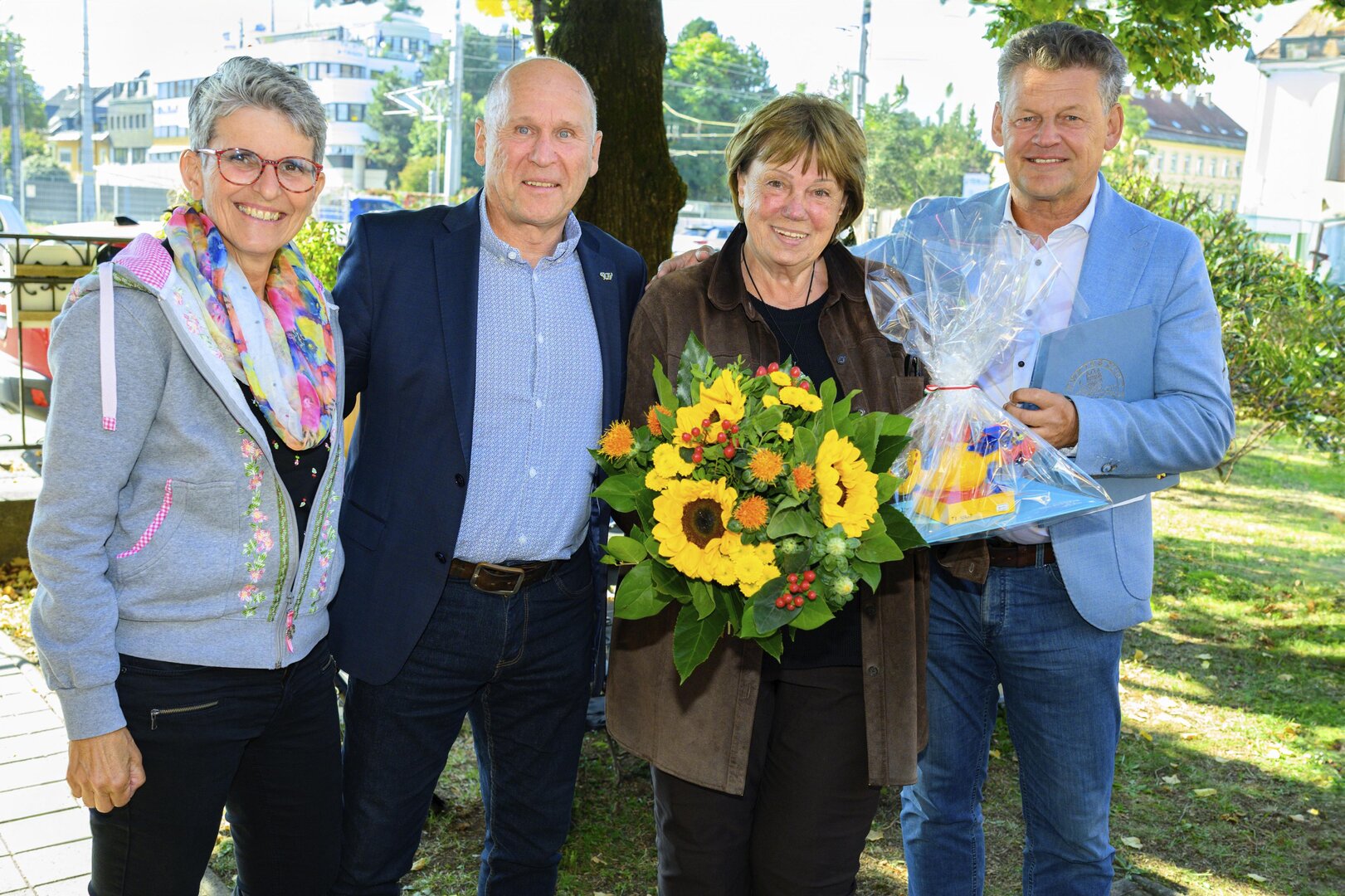 Sozialreferent Bürgermeister Christian Scheider überreichte gemeinsam mit Joachim Katzenberger, MA (Leiter der Abteilung Soziales) und Mag. Karin Ertl (Organisatorin) Liselotte Suette den Sozialpreis der Landeshauptstadt Klagenfurt für ihr außerordentliches soziales Engagement. Foto: StadtKommunikation/Hude