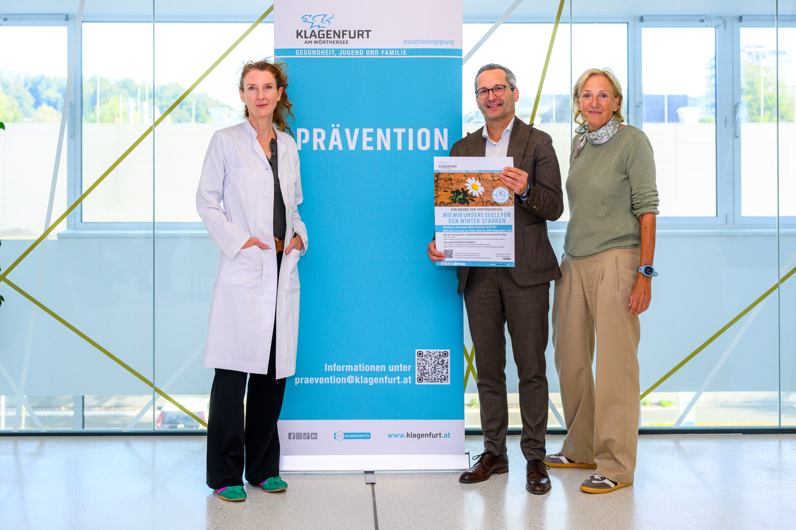 Gesundheitsreferent Stadtrat Mag. Franz Petritz mit der Vortragenden Dr. Theresa Lahousen-Luxenberger (links) und der Leiterin der Abteilung Gesundheit, Jugend und Familie Dr. Birgit Trattler (rechts). Foto: SK/Hude