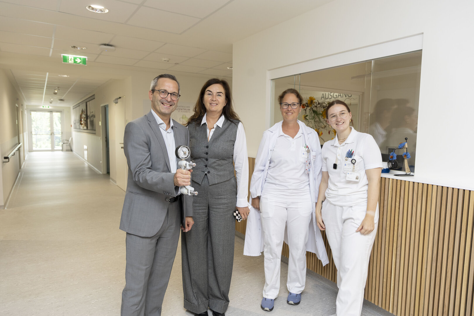 Stadtrat Mag. Franz Petritz mit Mag. Dr. Elke Haber, MBA sowie Oberärztin Dr. Patricia Walentiny mit einer Mitarbeiterin beim Besuch des geriatrischen Tageszentrums. Foto: SK/Just