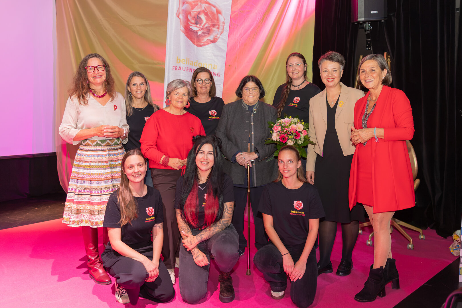 Frauenreferentin Stadträtin DIin Constance Mochar, Landtagsabgeordnete Ruth Feistritzer, Gemeinderätin Ulrike Herzig, Nationalratsabgeordnete DIin Olga Voglauer und Mag.a Astrid Malle, Leiterin des Büros für Frauen, Chancengleichheit und Generationen, mit dem Team von Belladonna bei der 40-Jahr-Feier der Frauen- und Familienberatungsstelle. Foto: StadtKommunikation/Zangerle