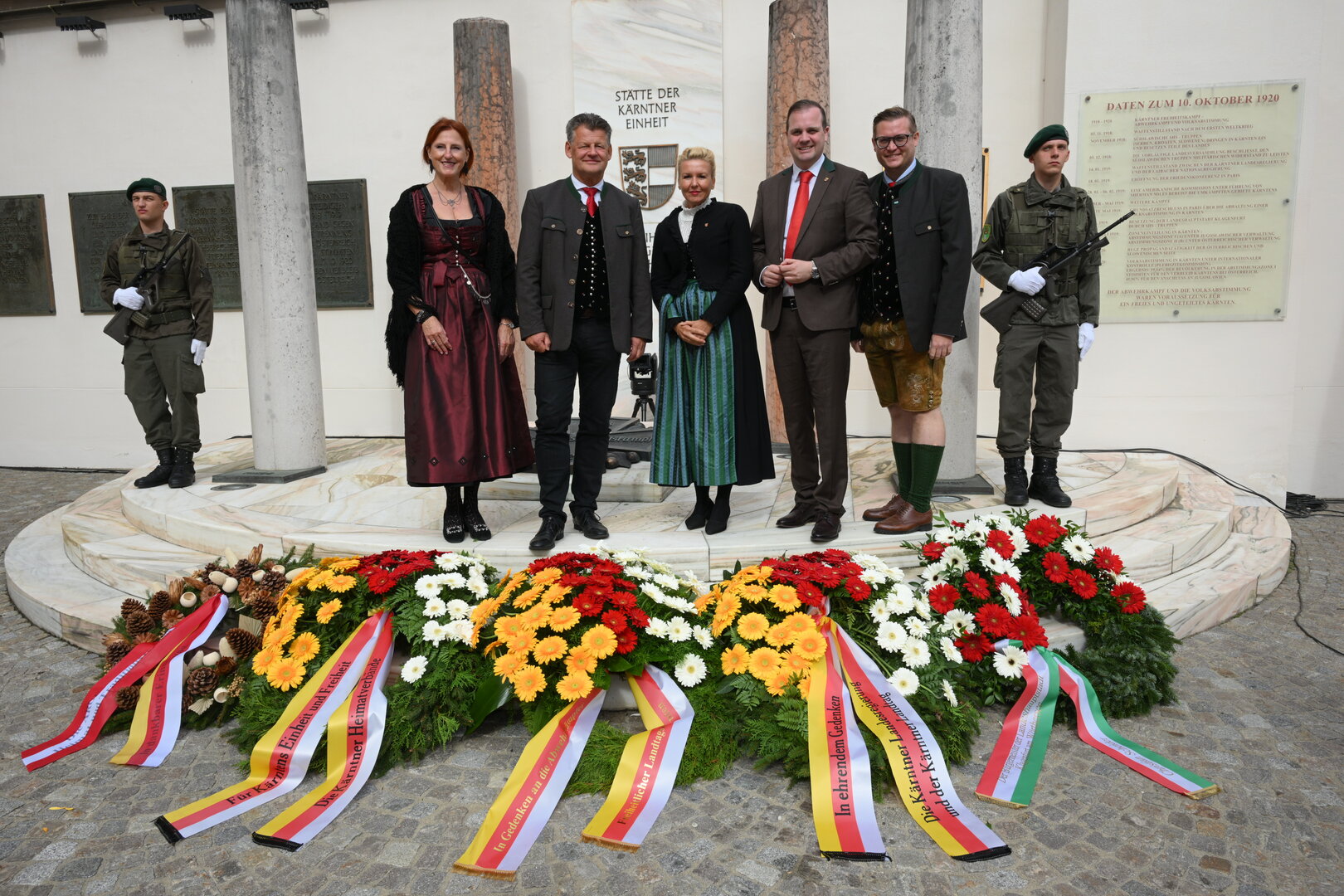 Mitglieder der Klagenfurter Stadtregierung begingen gemeinsam mit Bürgermeister Christian Scheider die Feierlichkeiten des 10. Oktobers im Landhaushof. Foto: StadtKommunikation/Hude