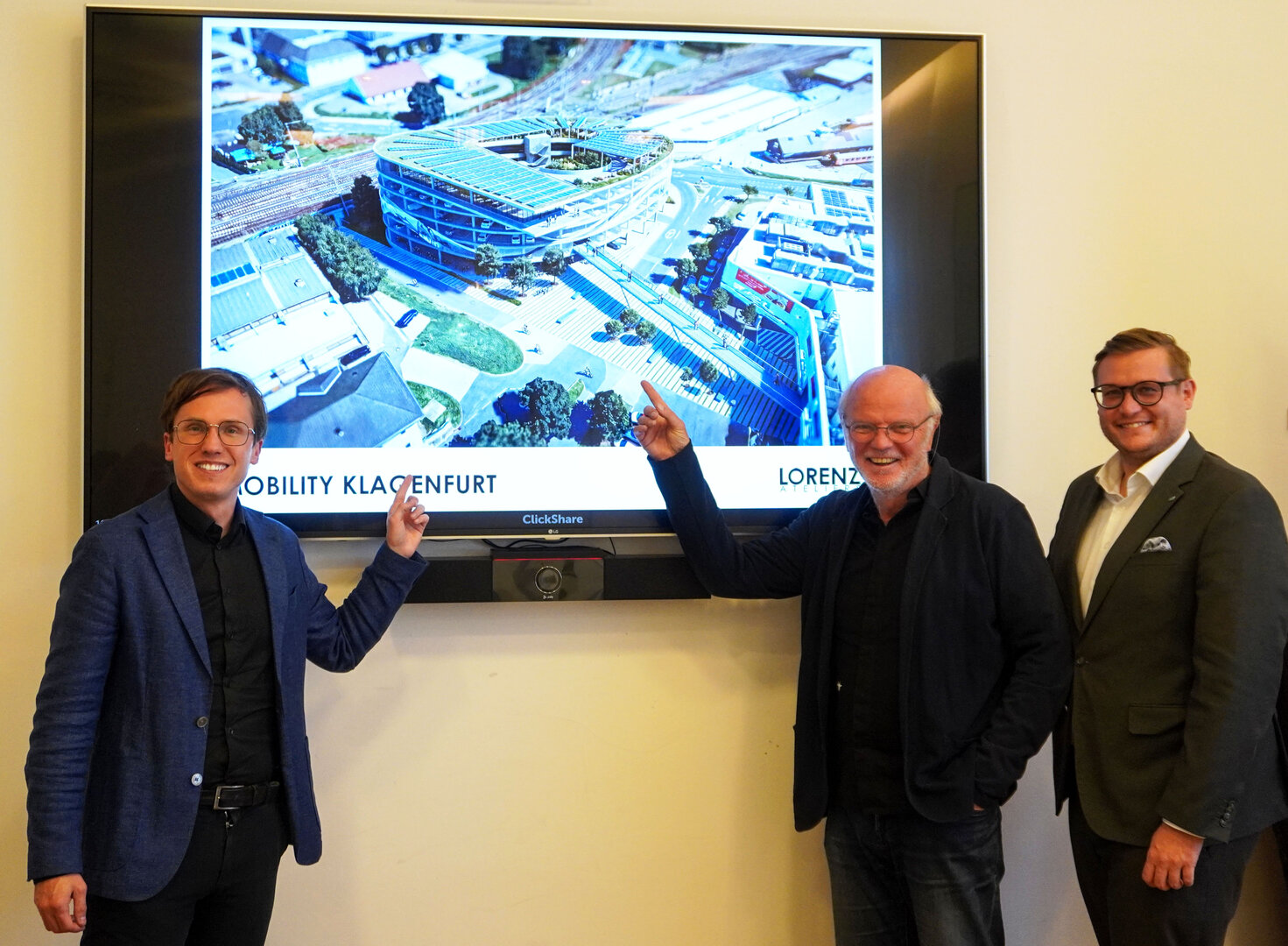 Stadtentwicklungs- und Verkehrsplanungsreferent Vizebürgermeister Ronald Rabitsch und Wirtschafts- und Tourismusreferent Stadtrat Julian Geier präsentierten mit DI Peter Lorenz das Projekt „Mobility Center Klagenfurt“. Foto: StadtKommunikation/Buchner
