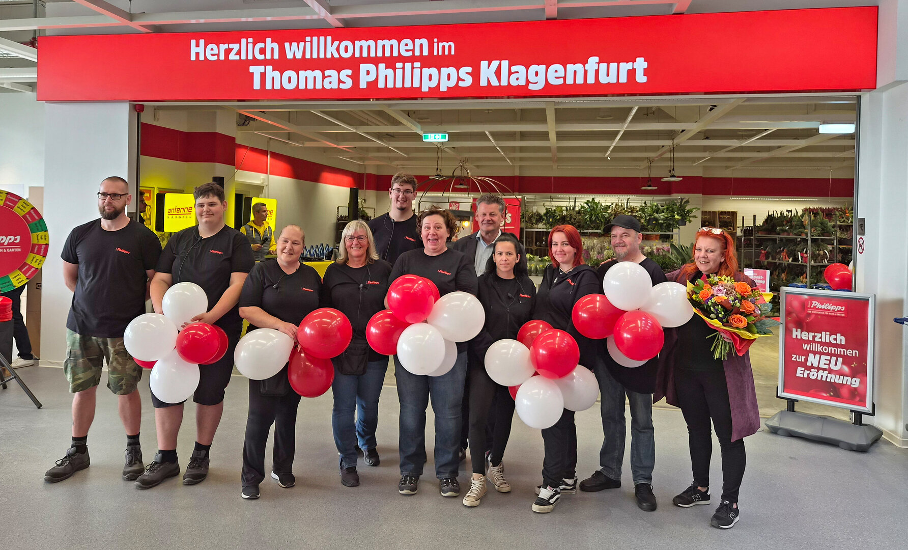 Bürgermeister Christian Scheider mit dem gesamten Team der Filiale. Foto: SK