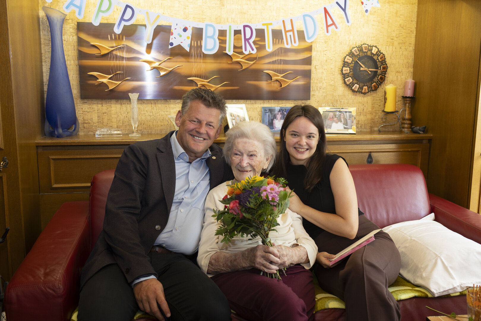 Bürgermeister Christian Scheider überraschte Frau Stunf zu ihrem 100. Geburtstag bei ihr zu Hause. Mit am Foto ist auch Enkelin Sarah. Foto: StadtKommunikation/Just